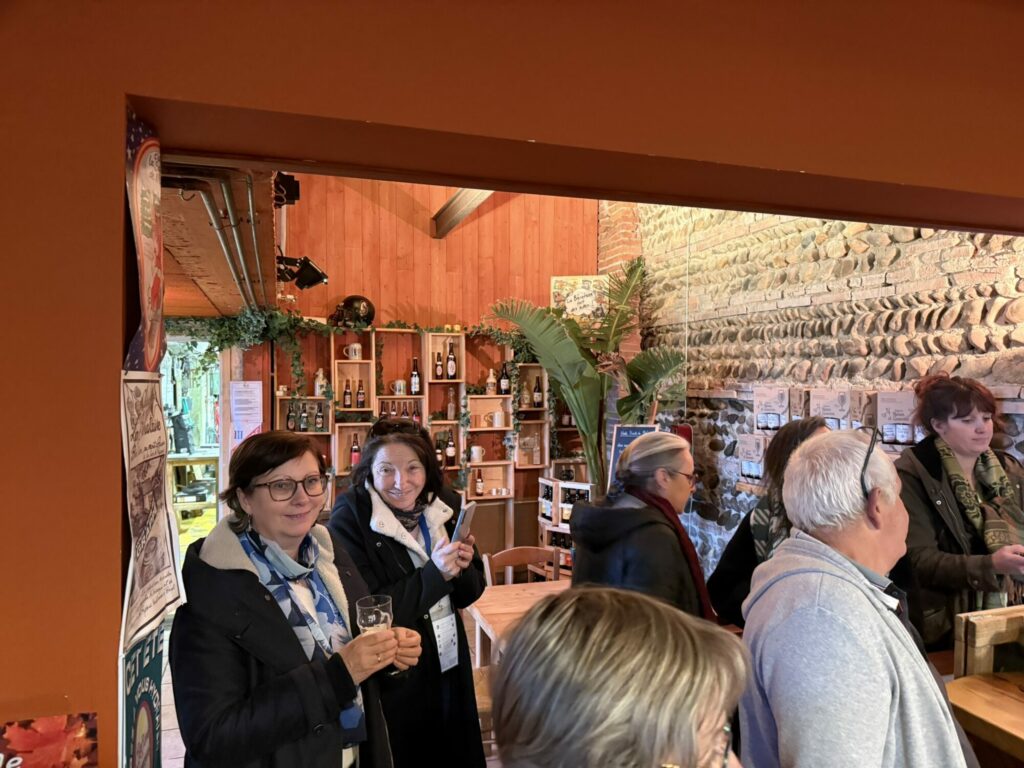 Visiteurs en dégustation dans une cave, Office de Tourisme Cœur de Garonne