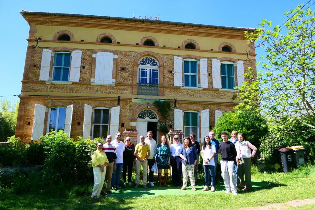 Groupe devant l’Office de Tourisme Cœur de Garonne et sa bâtisse en brique