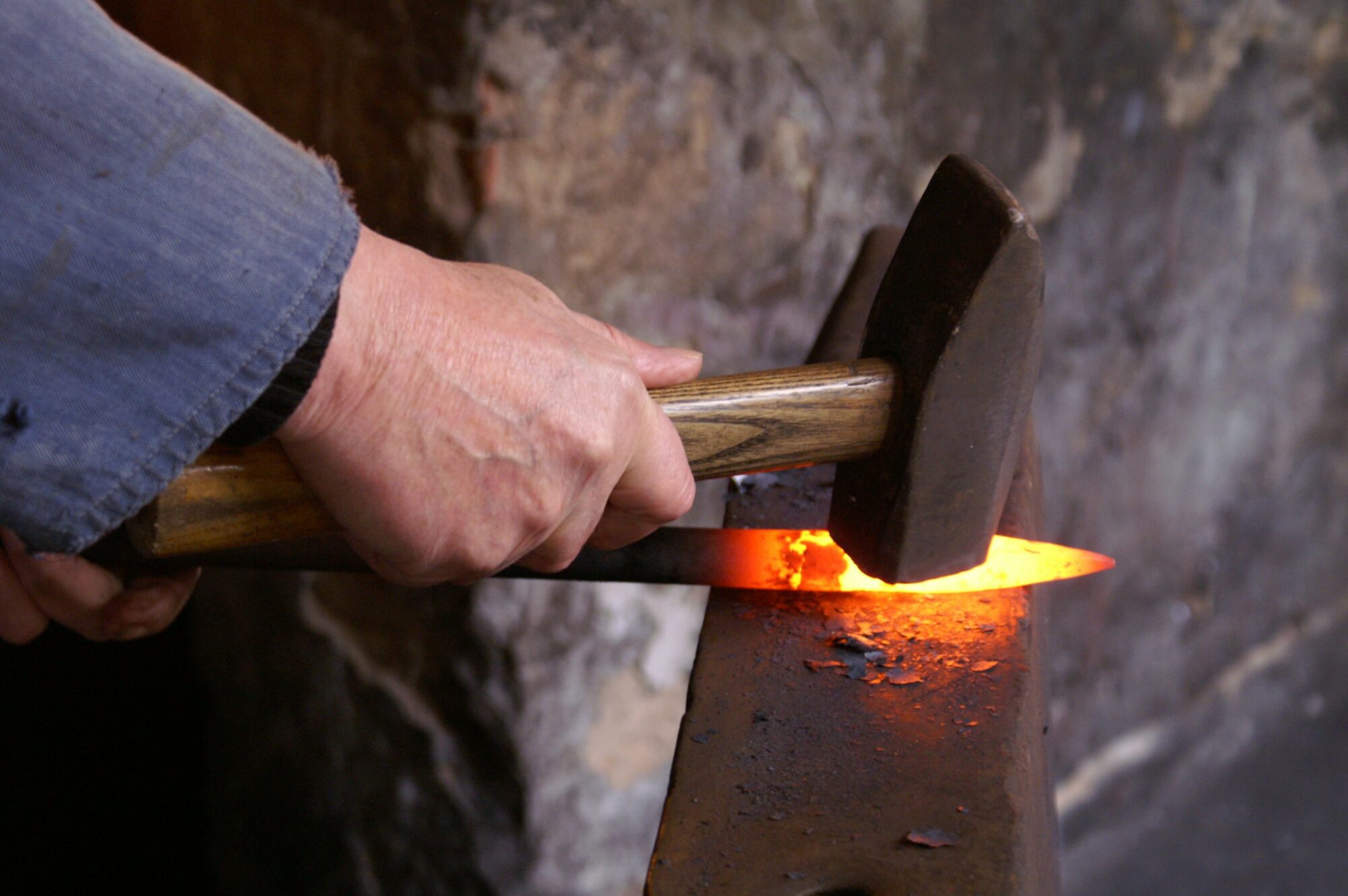 Forgeron martelant une lame chauffée sur une enclume