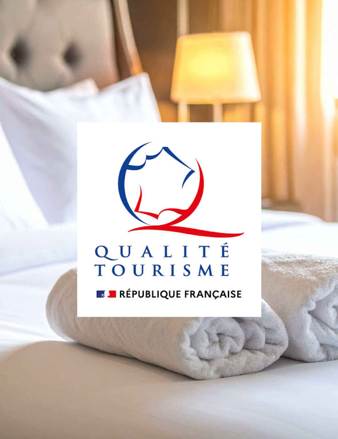 Logo Qualité Tourisme République Française sur linge de lit d’hôtel