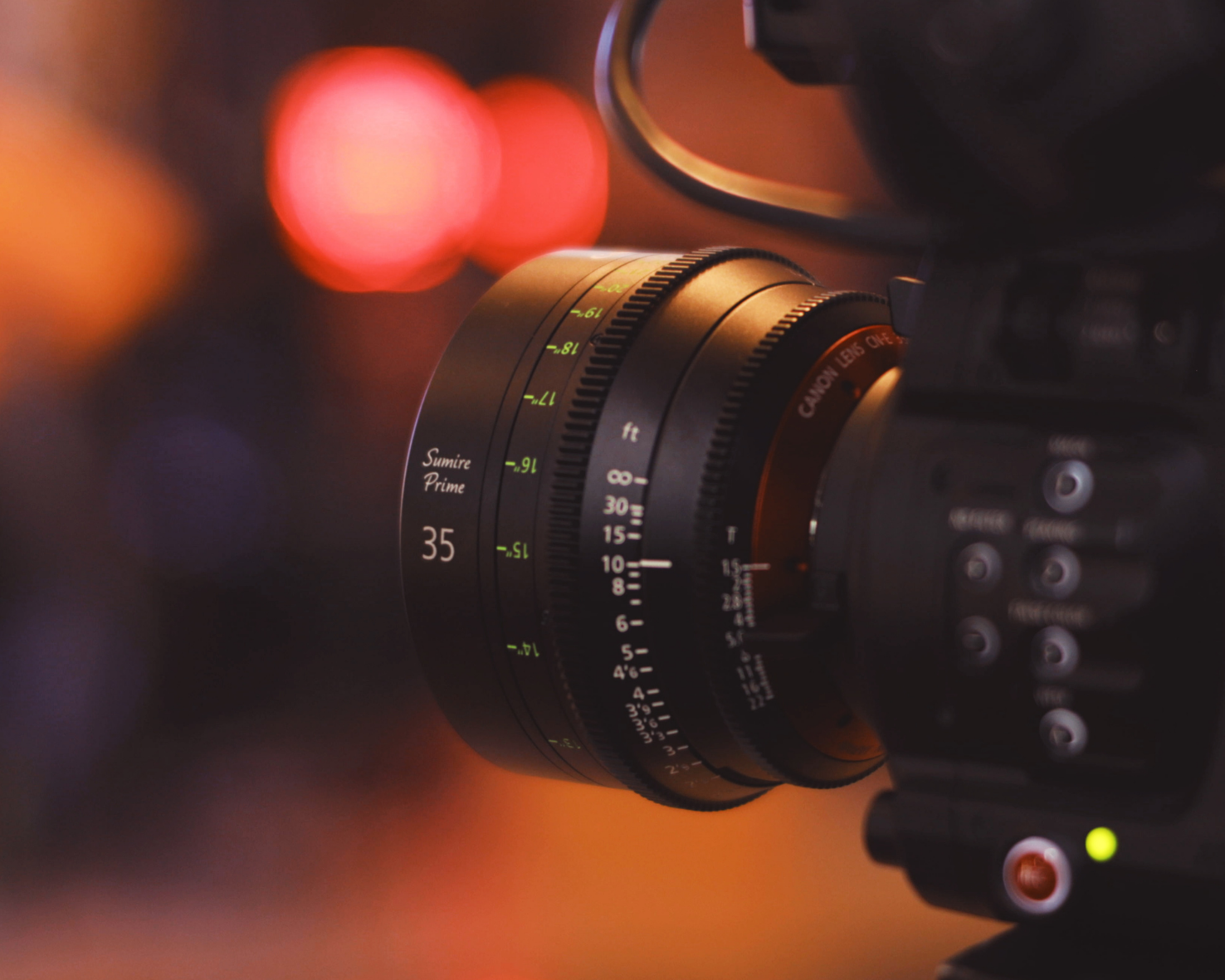 Gros plan sur l’objectif d’une caméra professionnelle Canon 35 mm