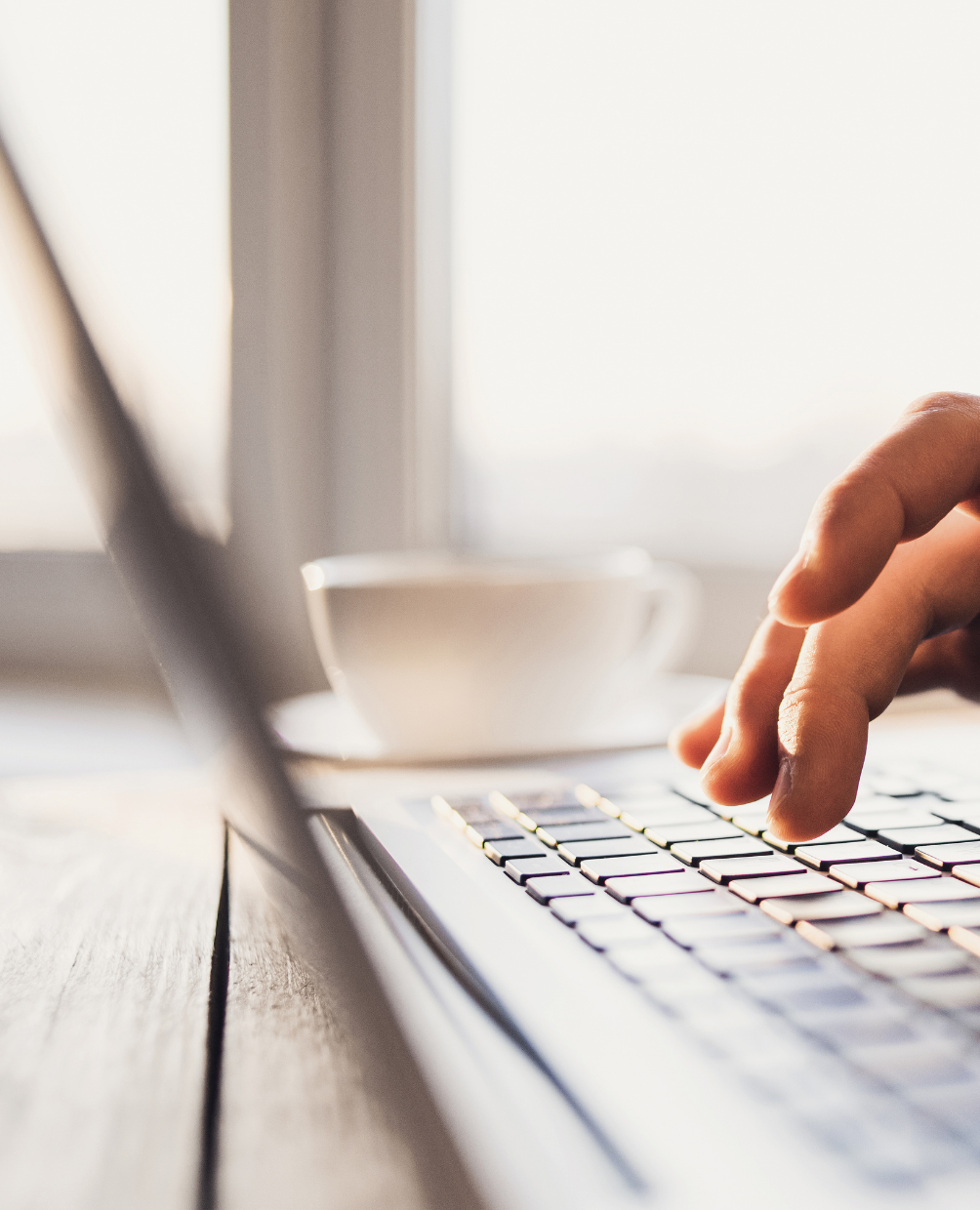 Main tapant sur un clavier d’ordinateur portable