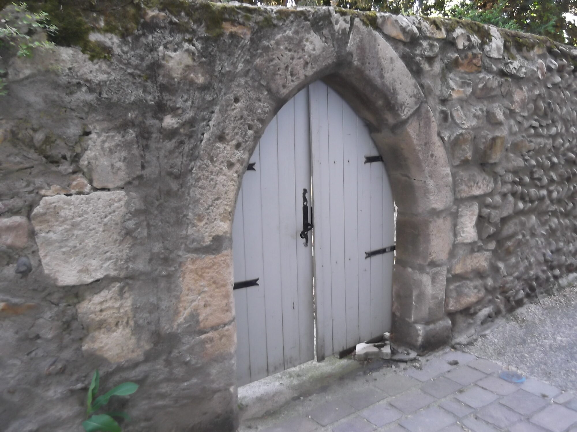 Porte blanche sous arche en pierre, Office de Tourisme Cœur de Garonne