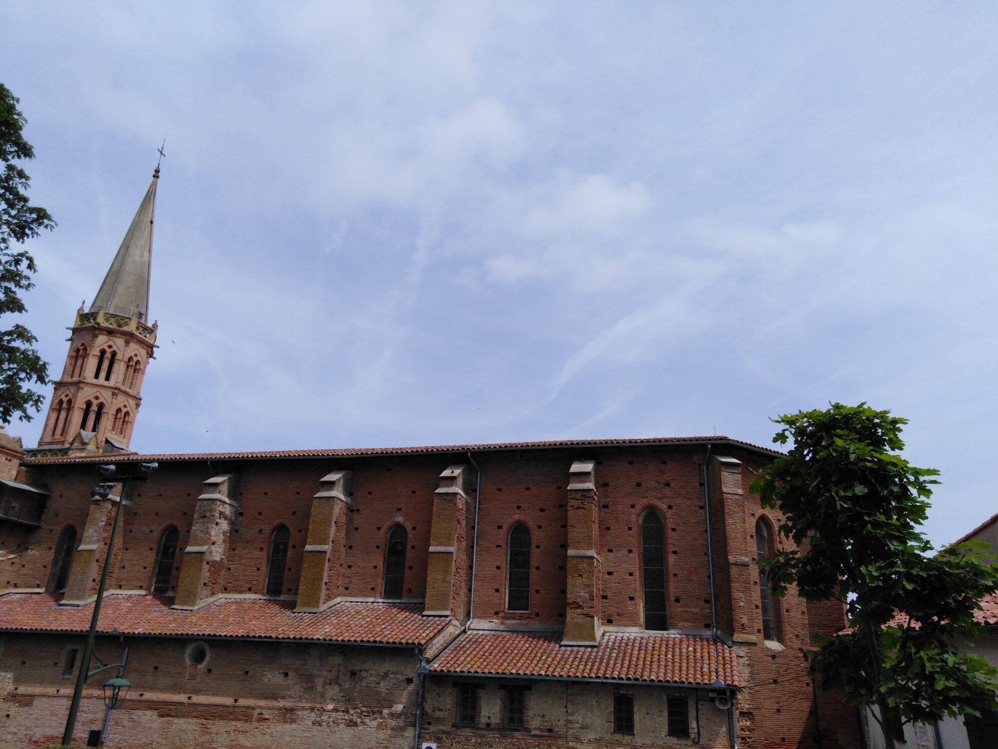 Église en brique avec clocher élancé, Office de Tourisme Cœur de Garonne
