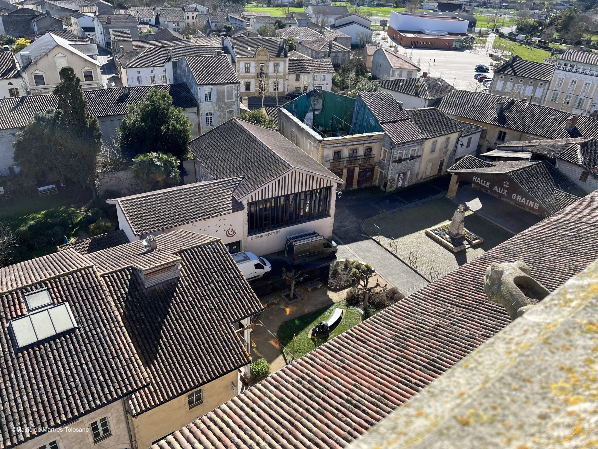 Vue aérienne de la Halle aux Grains et du Grand Presbytère à Martres-Tolosane