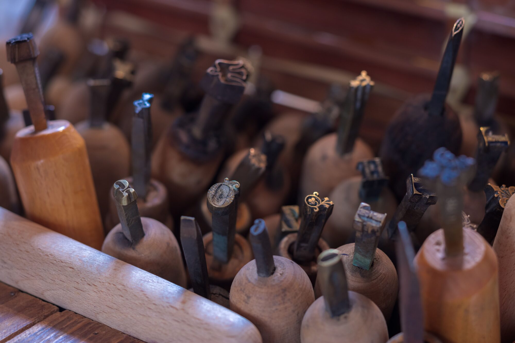 Poinçons de bijouterie gravés dans un atelier artisanal