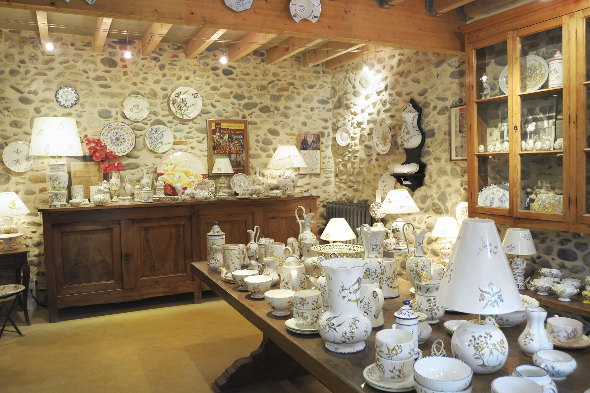 Collection de faïences peintes à la main exposée en salle artisanale