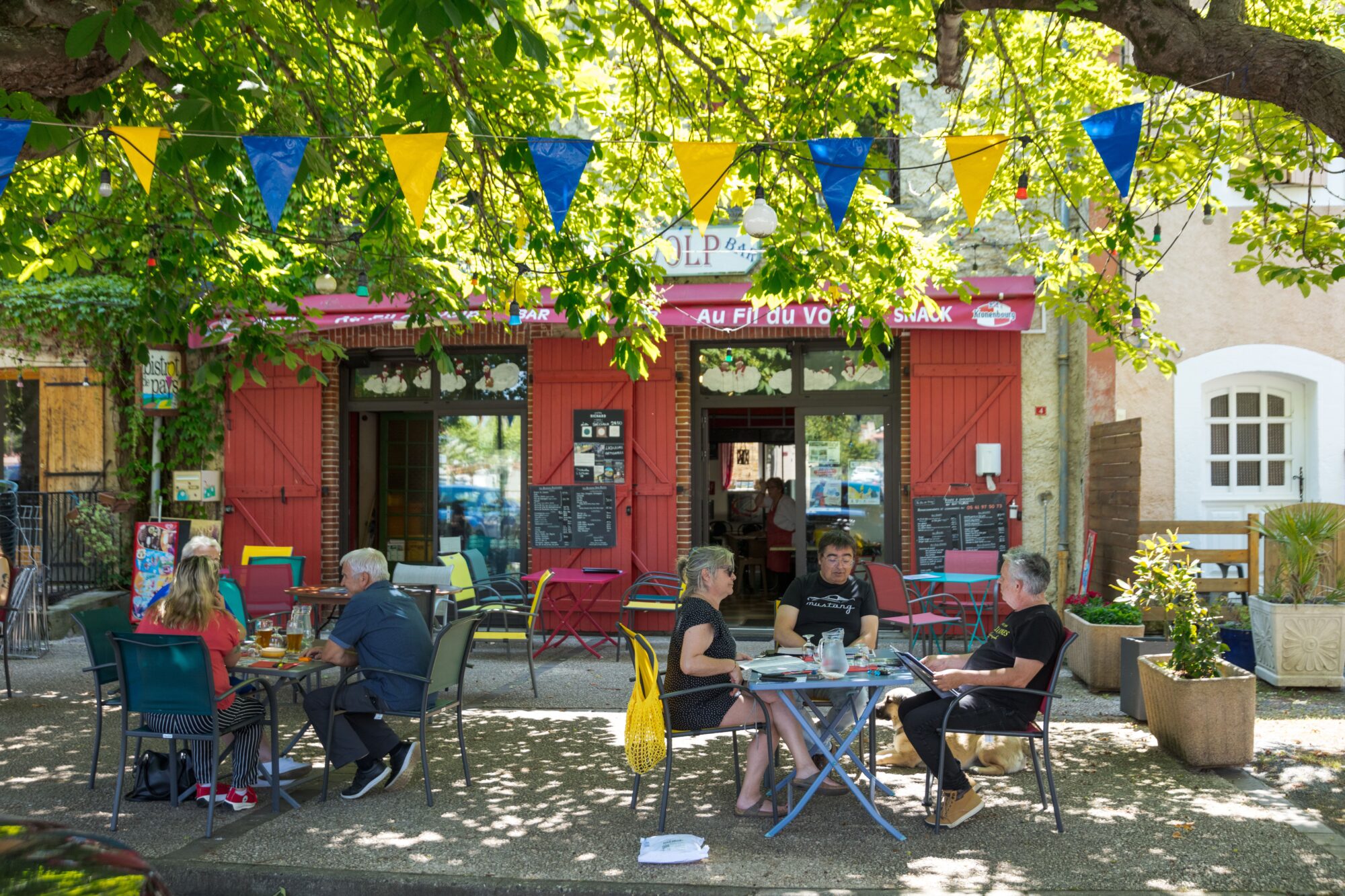 Terrasse de café animée en Cœur de Garonne