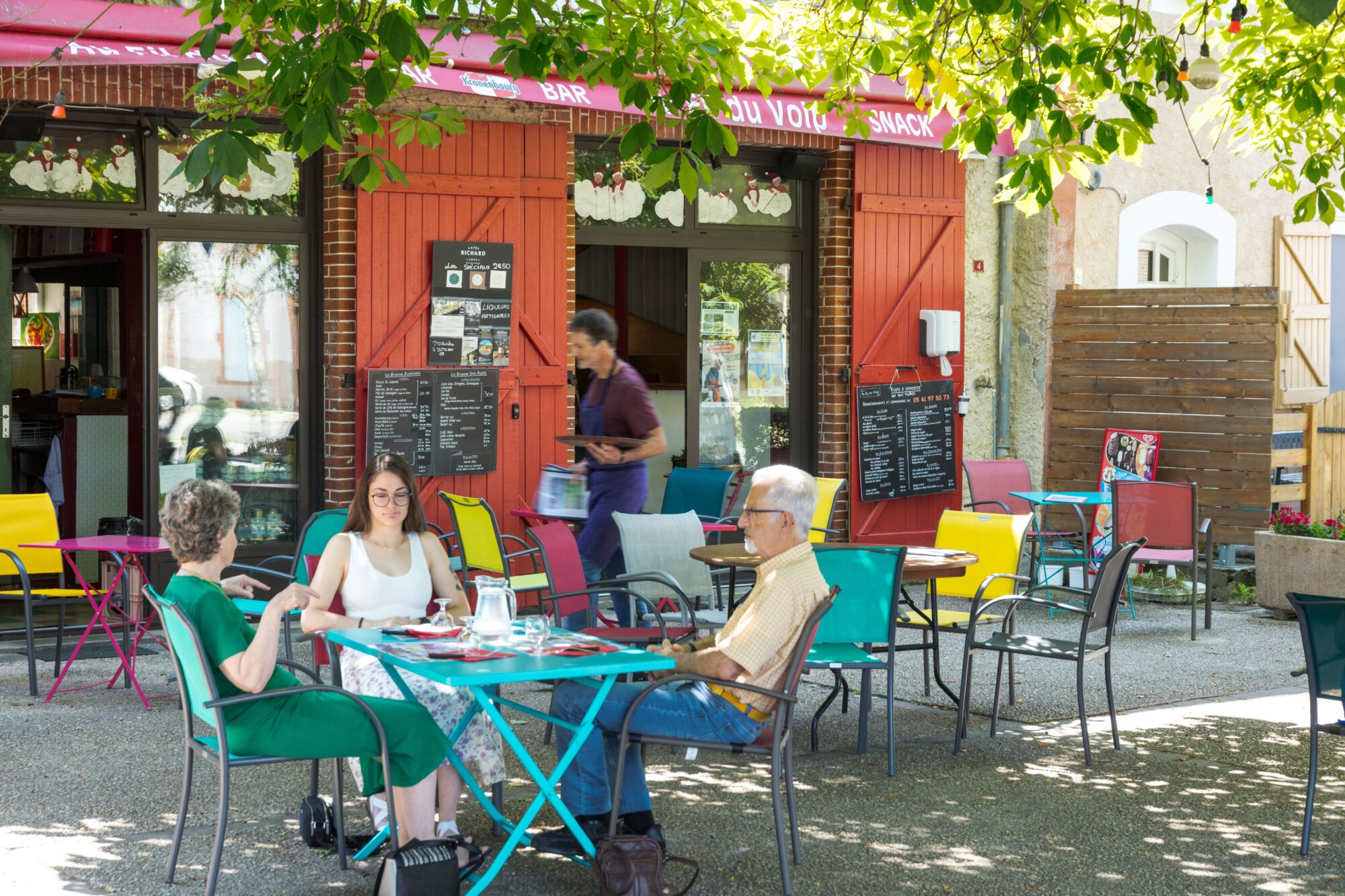 Terrasse de café avec clients attablés, Office de Tourisme Cœur de Garonne