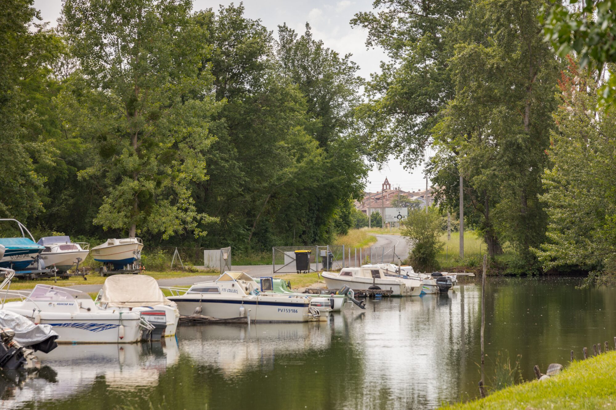 Petits bateaux amarrés sur un canal à Cœur de Garonne