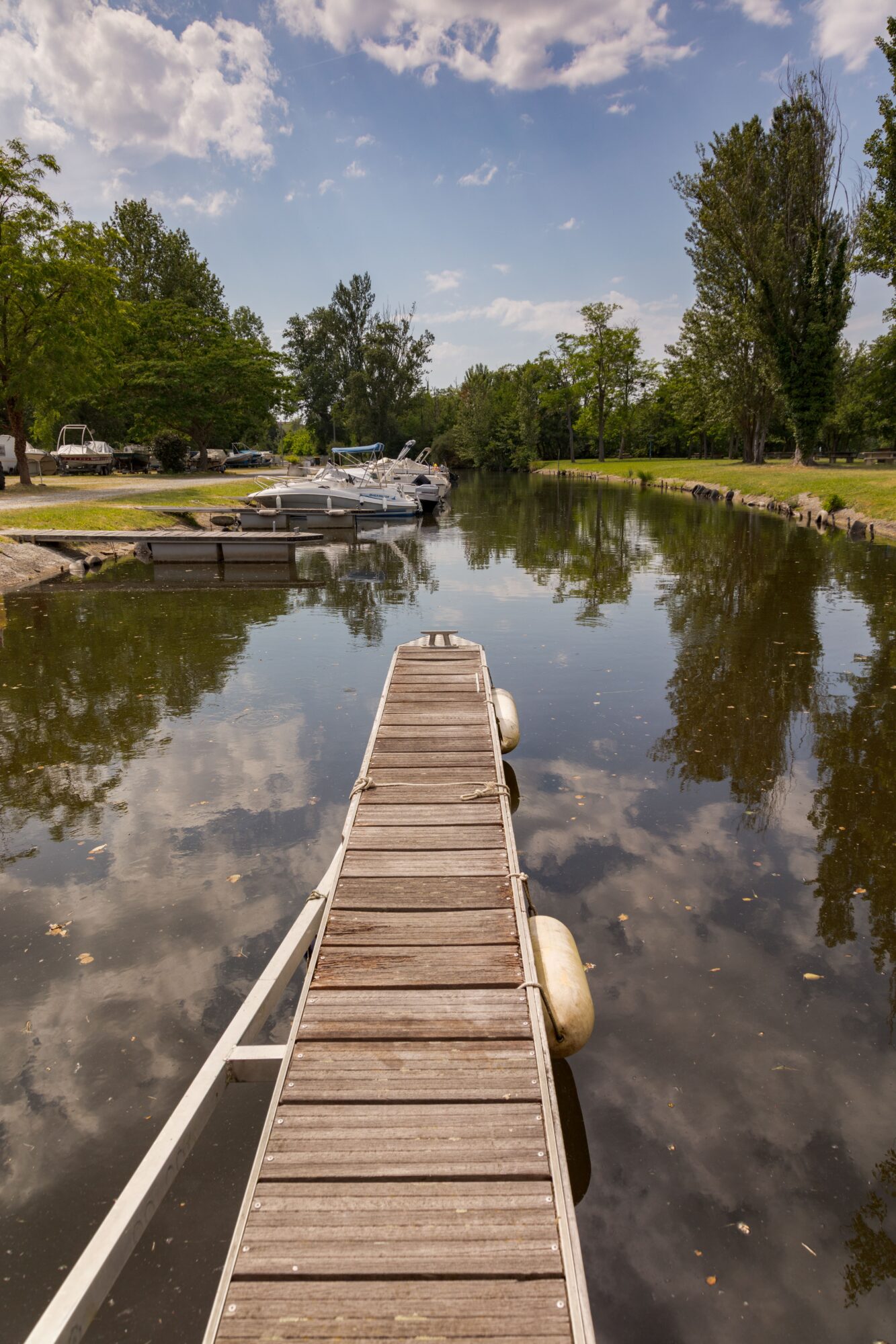 Ponton en bois et bateaux amarrés, Office de Tourisme Cœur de Garonne