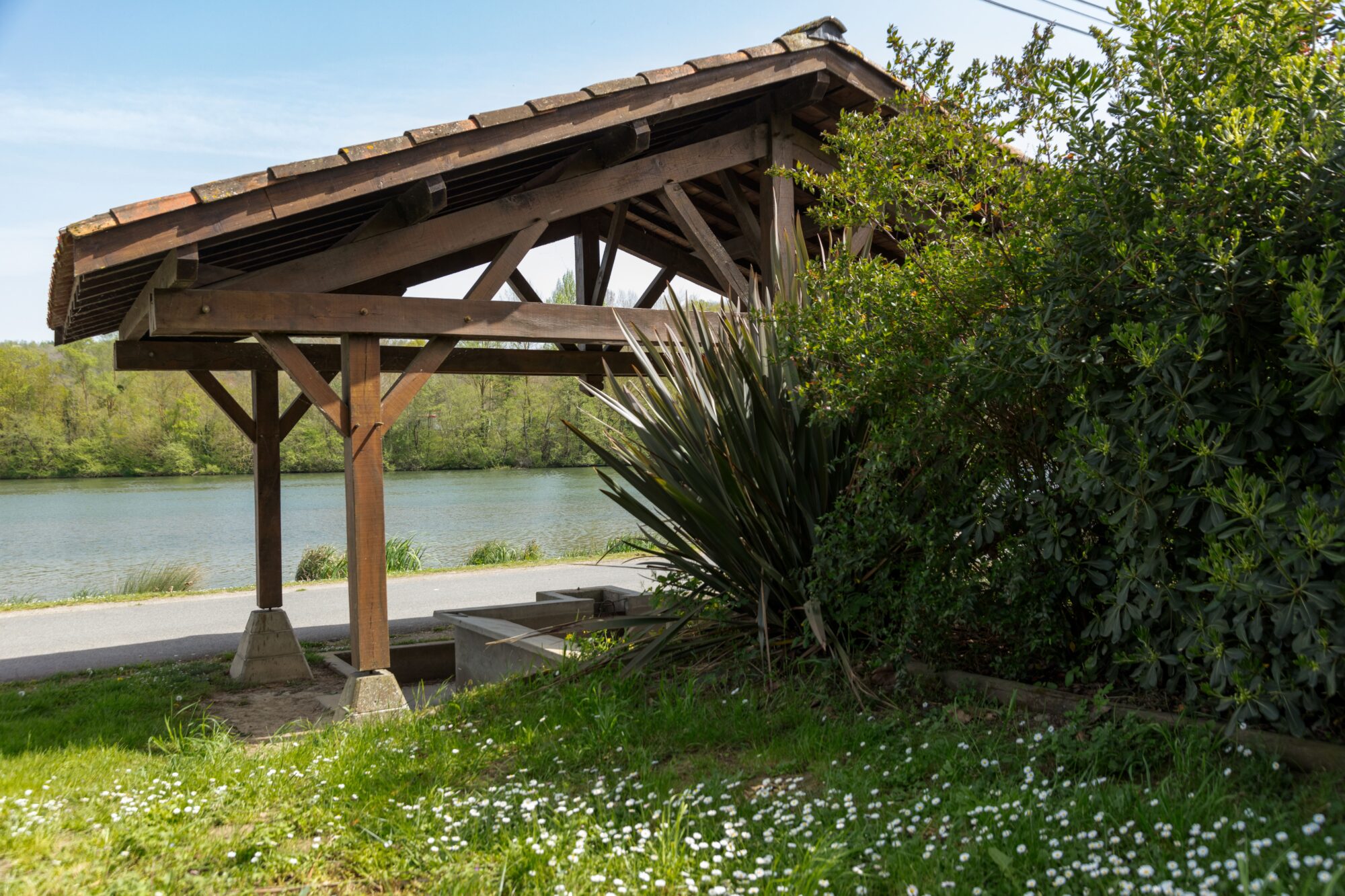 Abri en bois au bord de l’eau, Office de Tourisme Cœur de Garonne