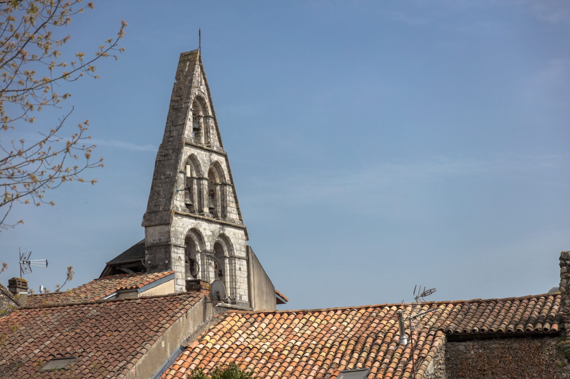 Clocher d’église en pierre vu par l’Office de Tourisme Cœur de Garonne