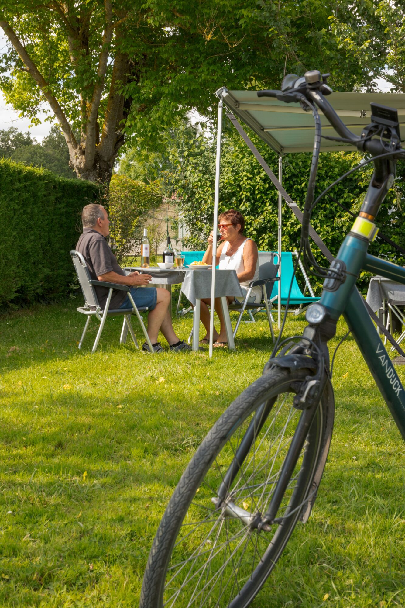Couple en terrasse avec vélo, Office de Tourisme Cœur de Garonne
