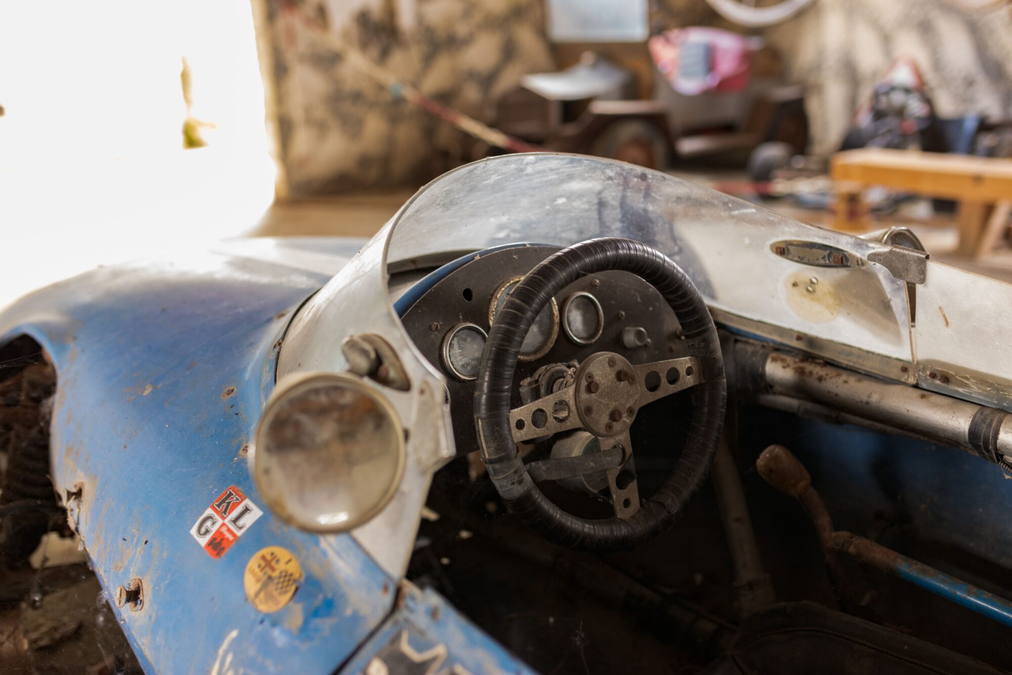 Cockpit d’une voiture ancienne bleue, Office de Tourisme Cœur de Garonne
