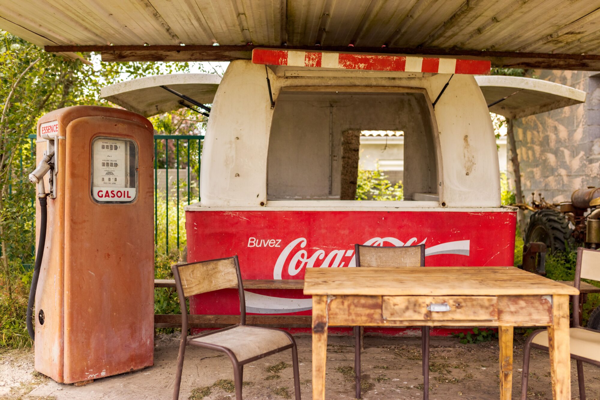 Ancienne pompe à essence et comptoir Coca-Cola vintage