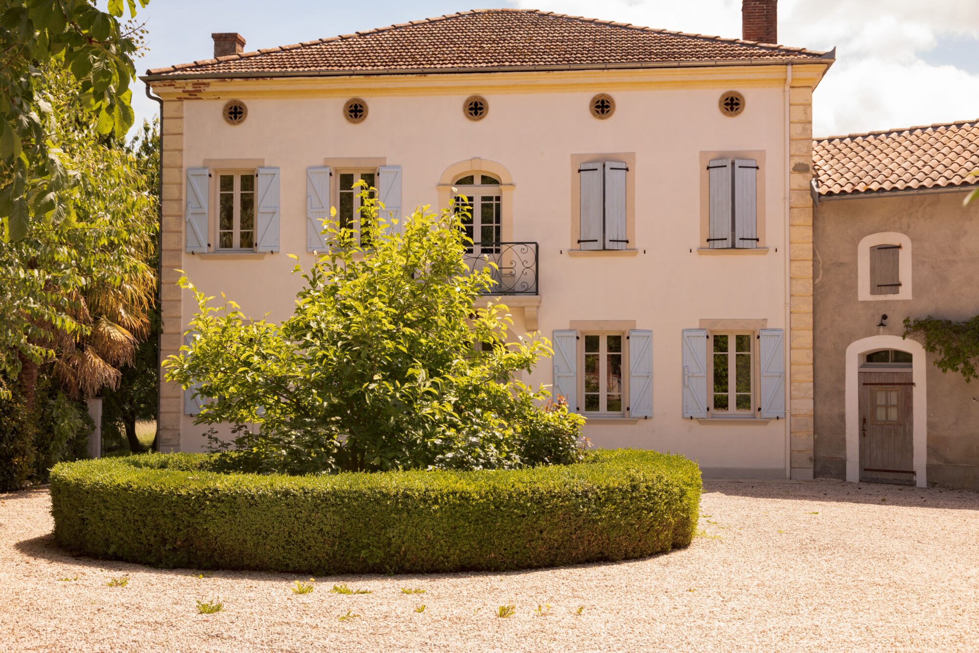 Façade de maison de maître aux volets bleus, Office de Tourisme Cœur de Garonne