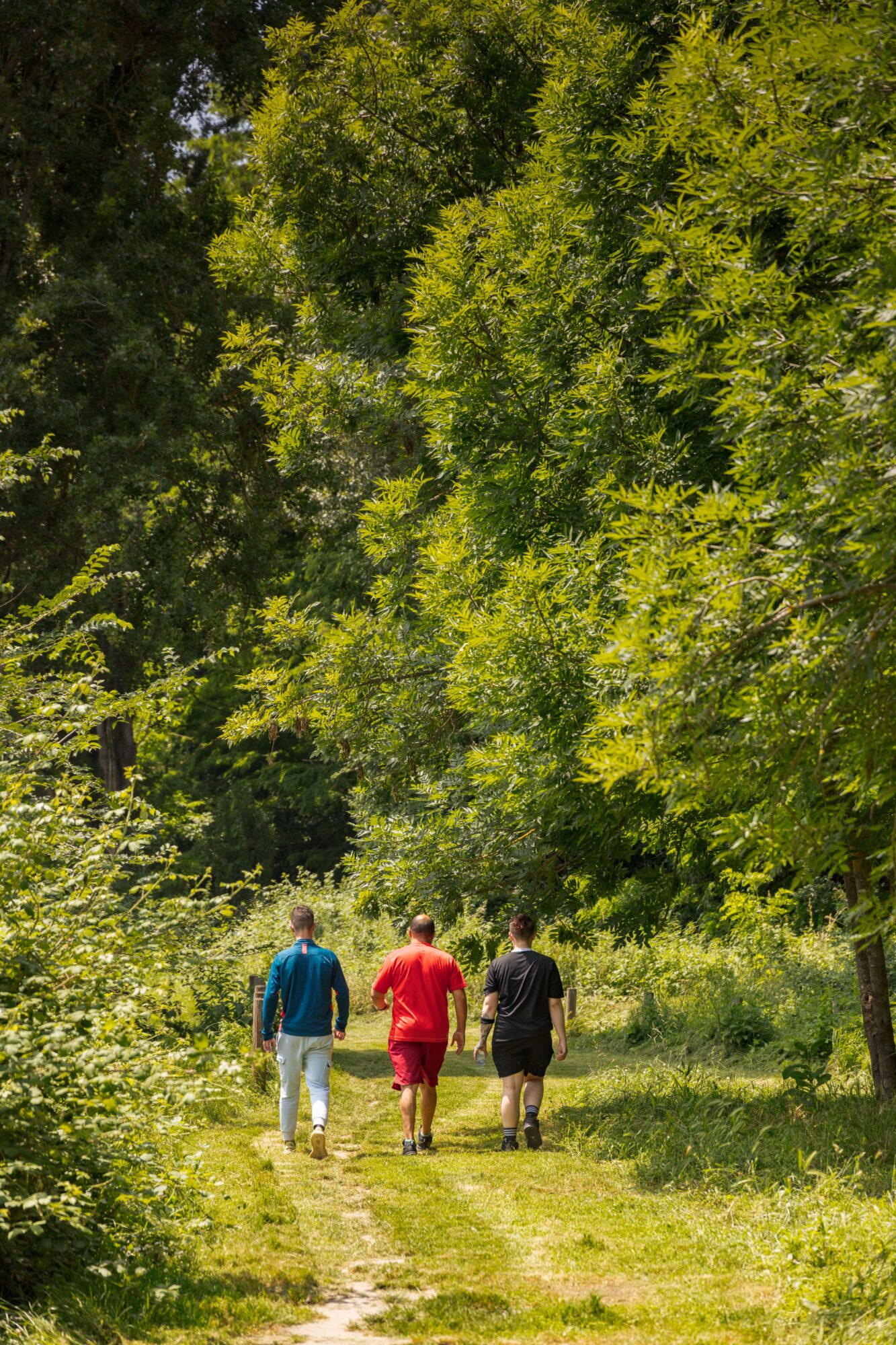 Trois randonneurs sur un sentier, Office de Tourisme Cœur de Garonne