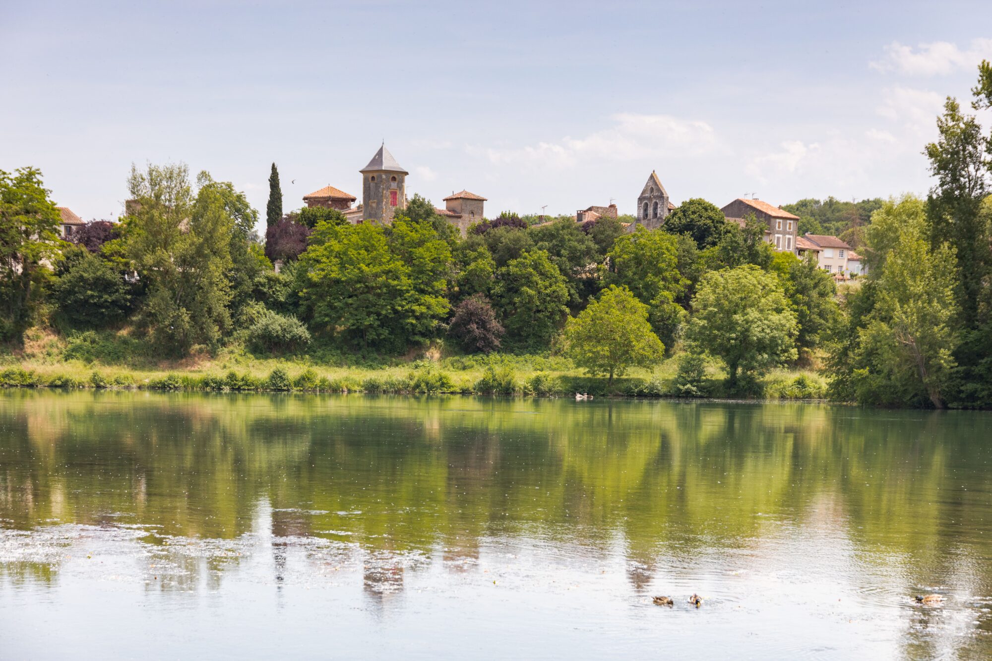 Village de Cœur de Garonne au bord de la Garonne avec clocher roman