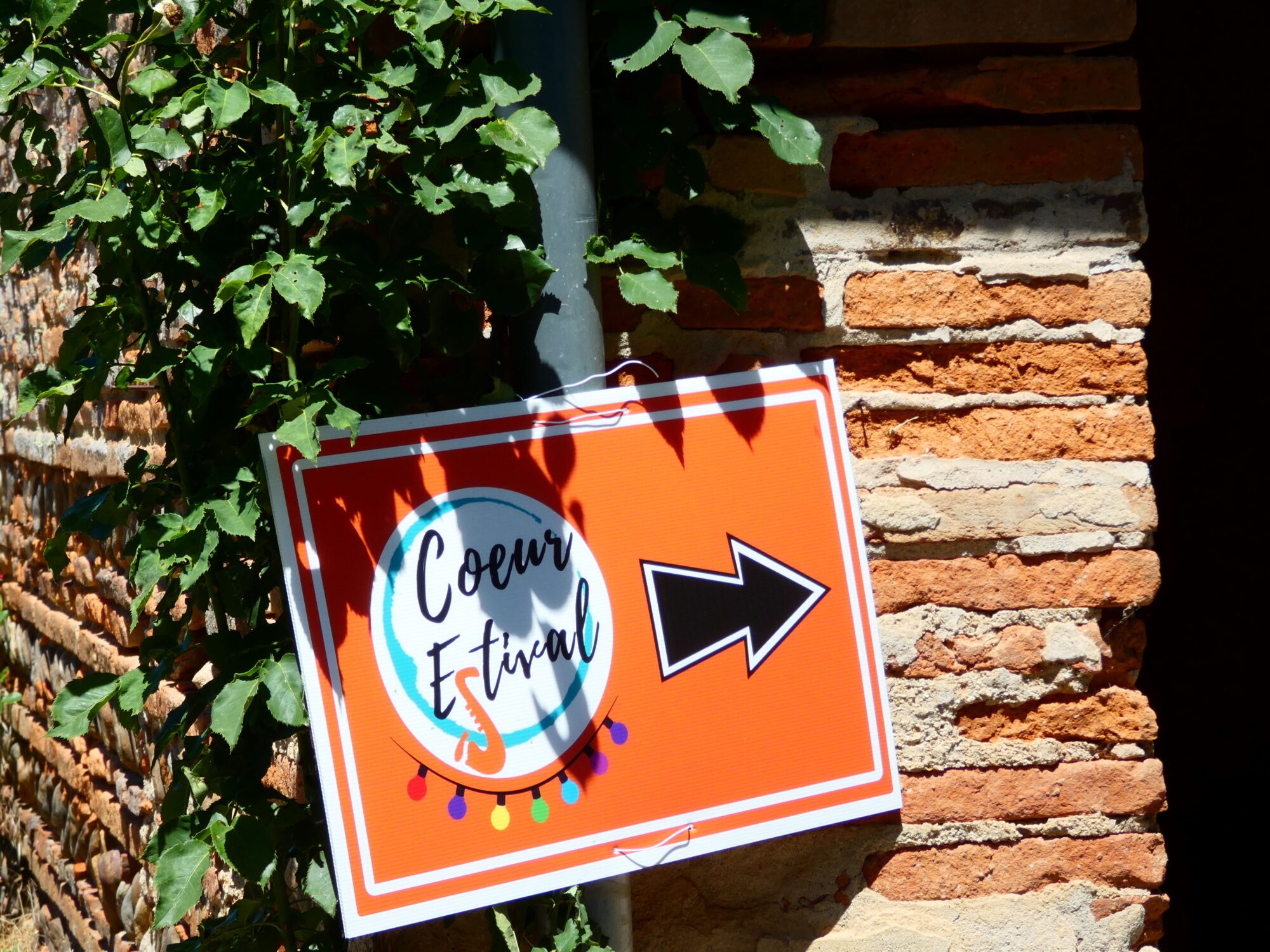 Panneau Cœur Estival avec flèche directionnelle vers la droite