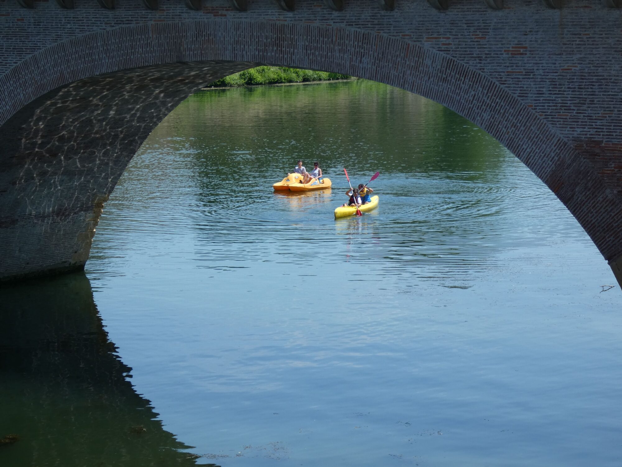 Kayak et pédalo sous un pont, Office de Tourisme Cœur de Garonne