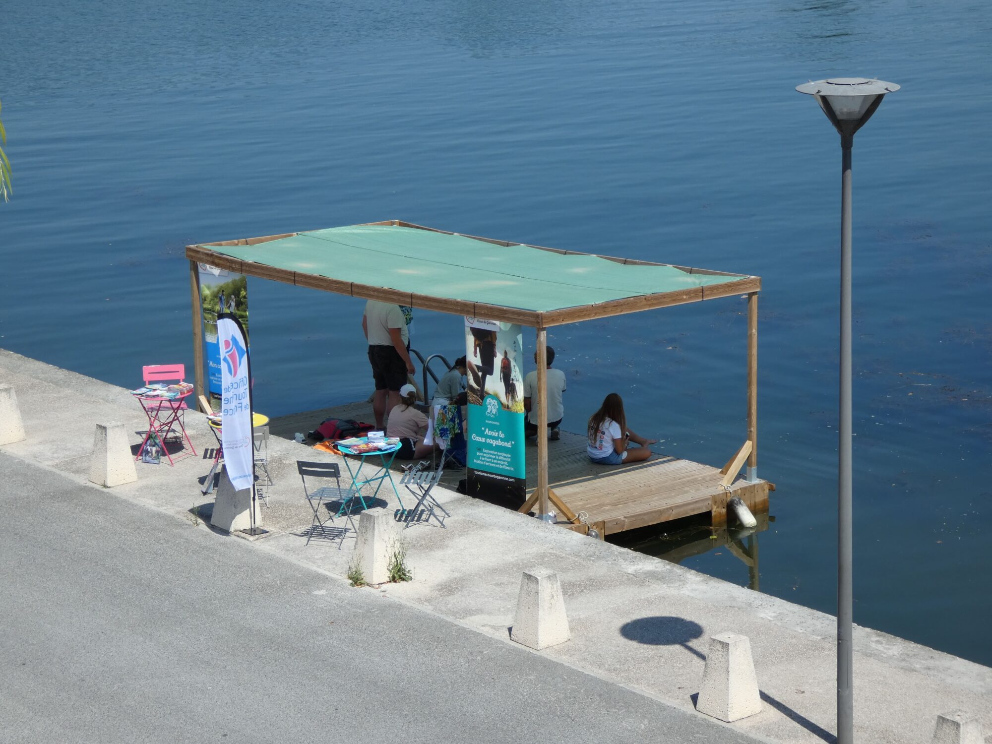 Stand Office de Tourisme Cœur de Garonne sur ponton au bord de l’eau