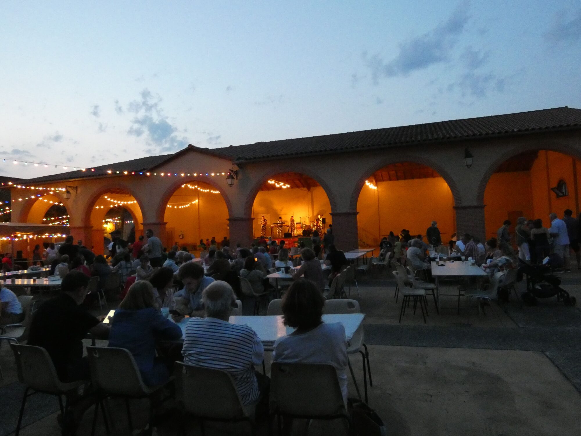 Concert en soirée devant un public, Office de Tourisme Cœur de Garonne