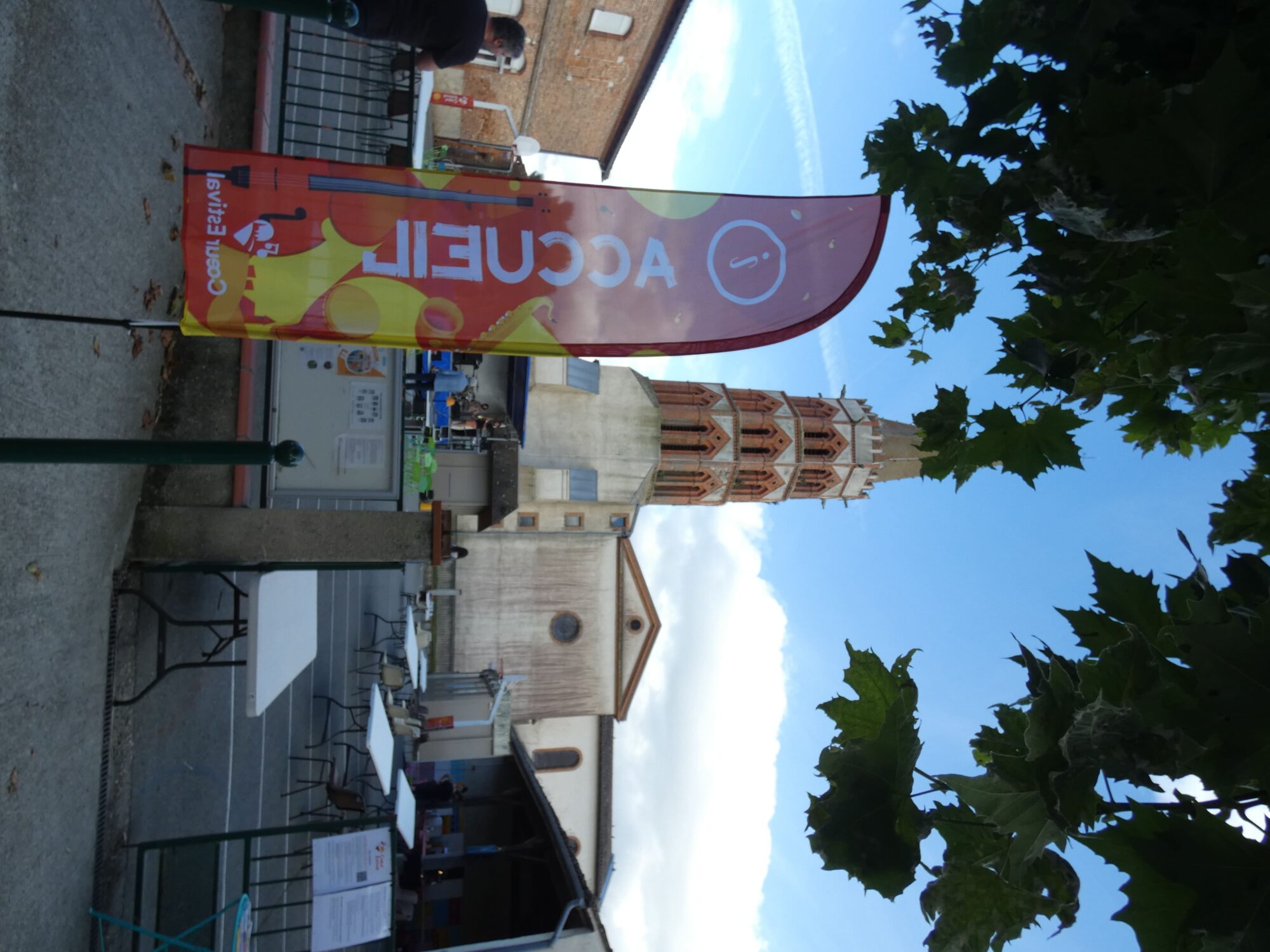 Oriflamme Accueil de l’Office de Tourisme Cœur de Garonne devant église