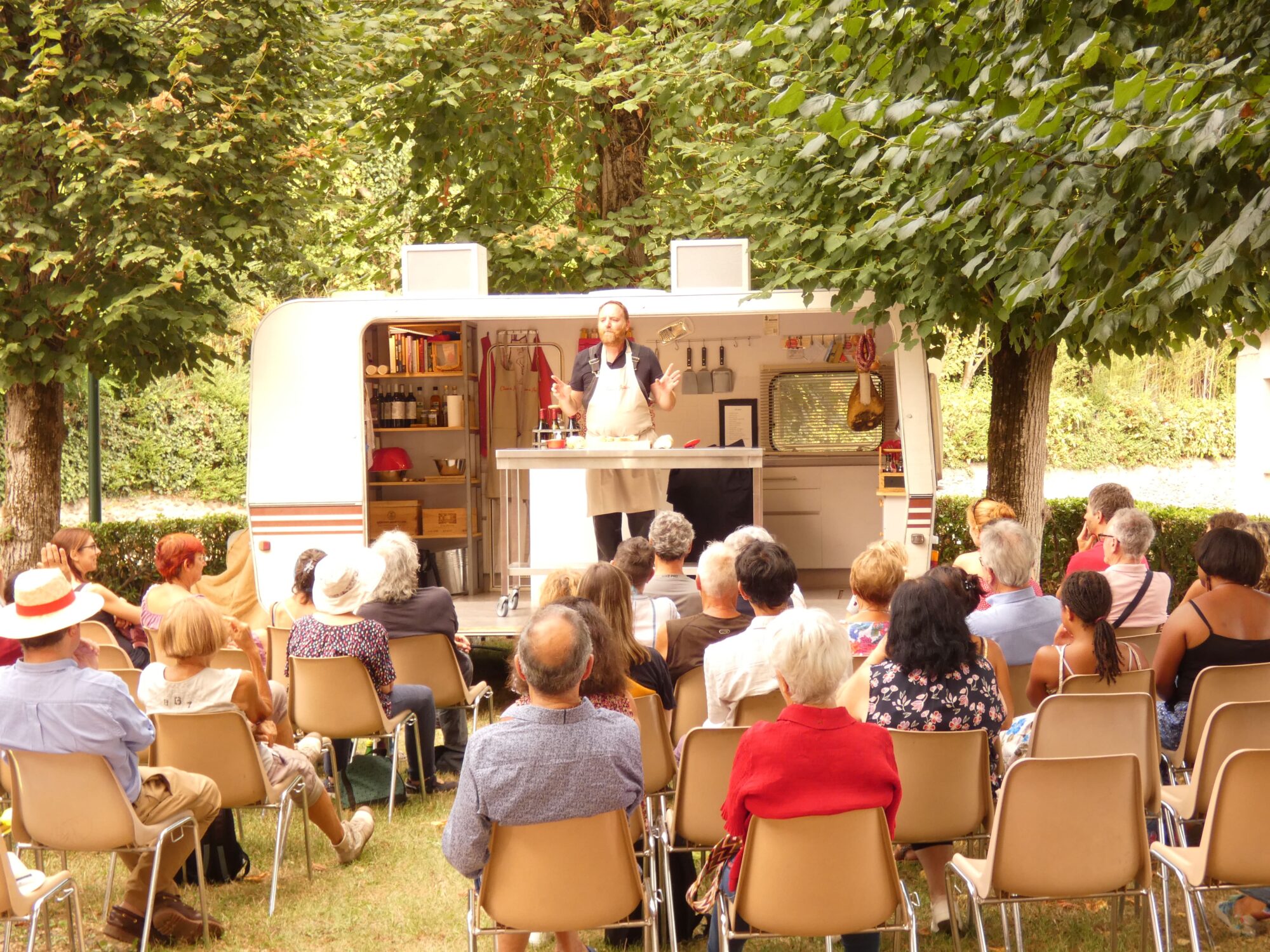 Démonstration culinaire devant le public, Office de Tourisme Cœur de Garonne