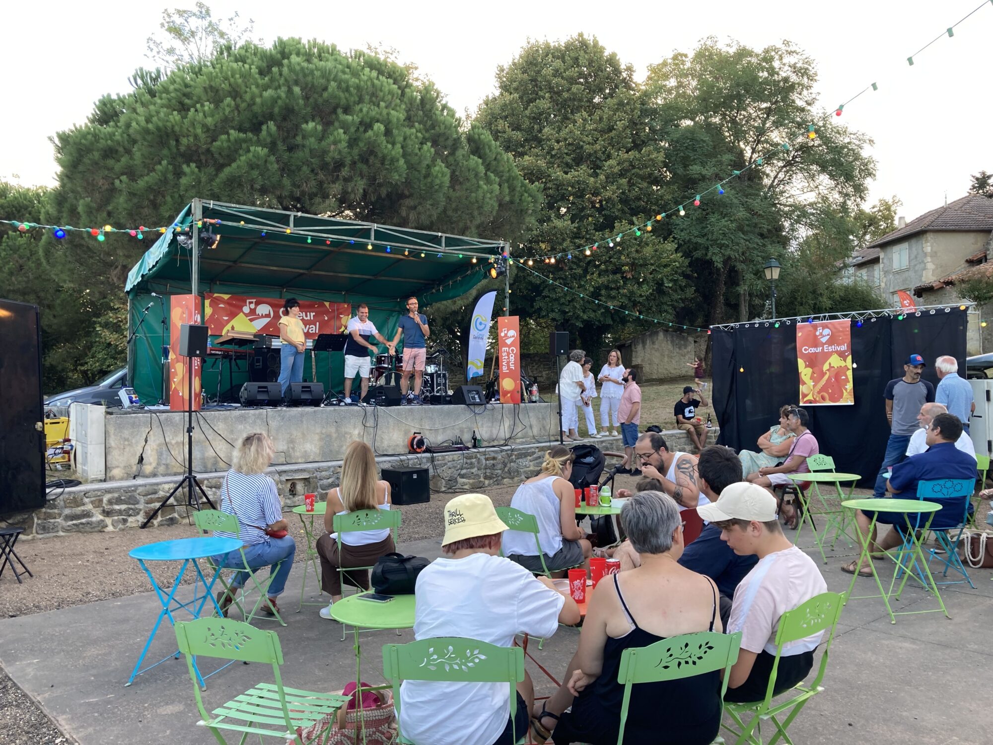 Scène du Cœur Festival avec public assis et intervenants sur scène