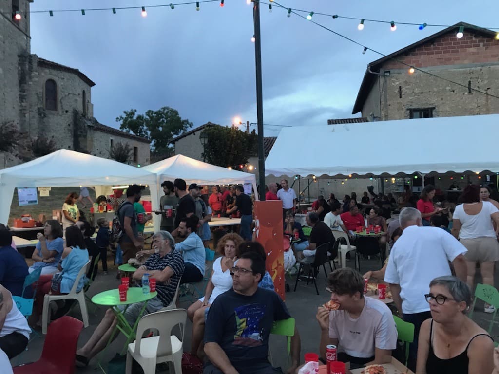 Marché nocturne animé sur la place du village en Cœur de Garonne