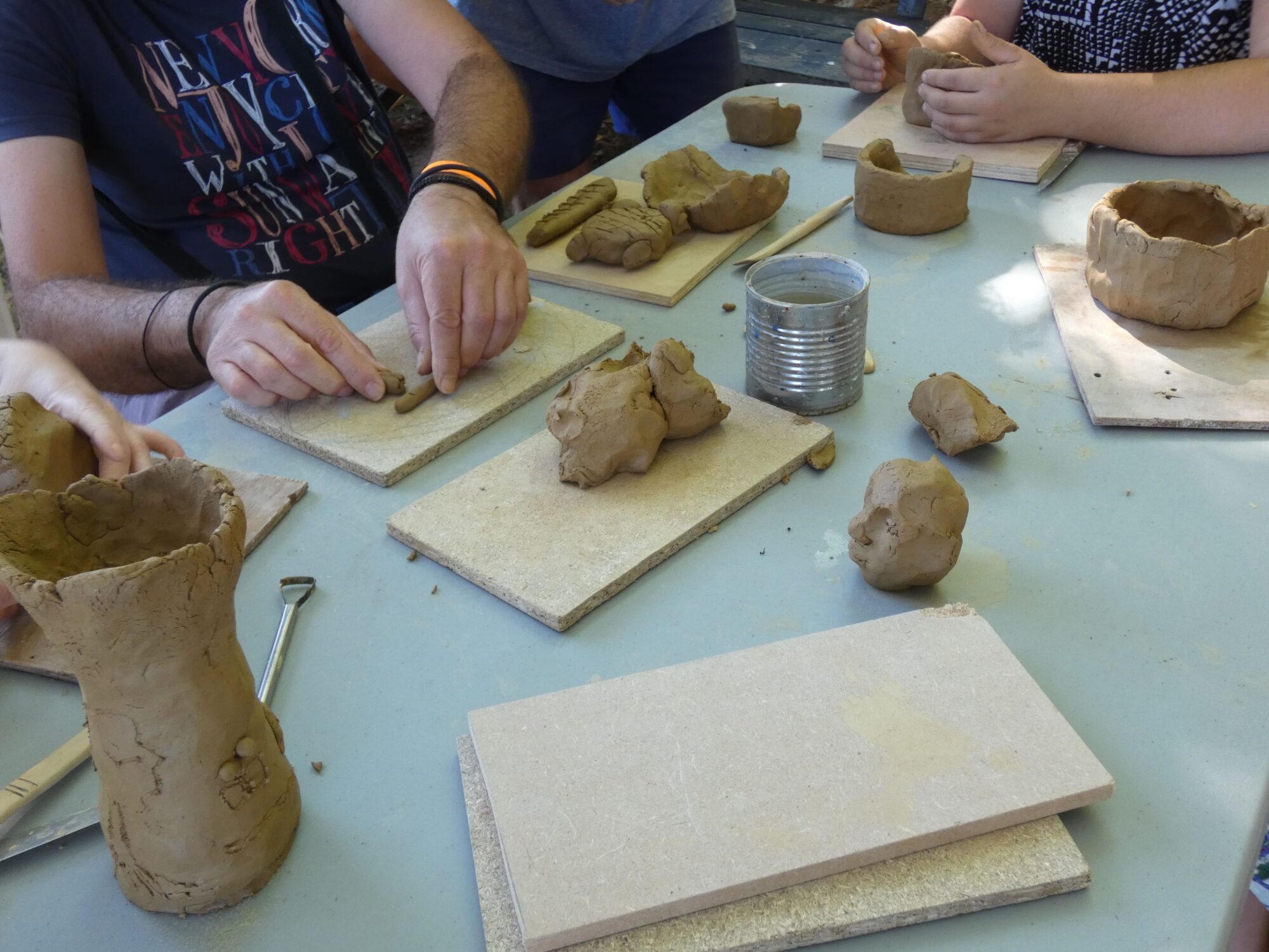 Atelier de modelage en argile avec créations artisanales en cours