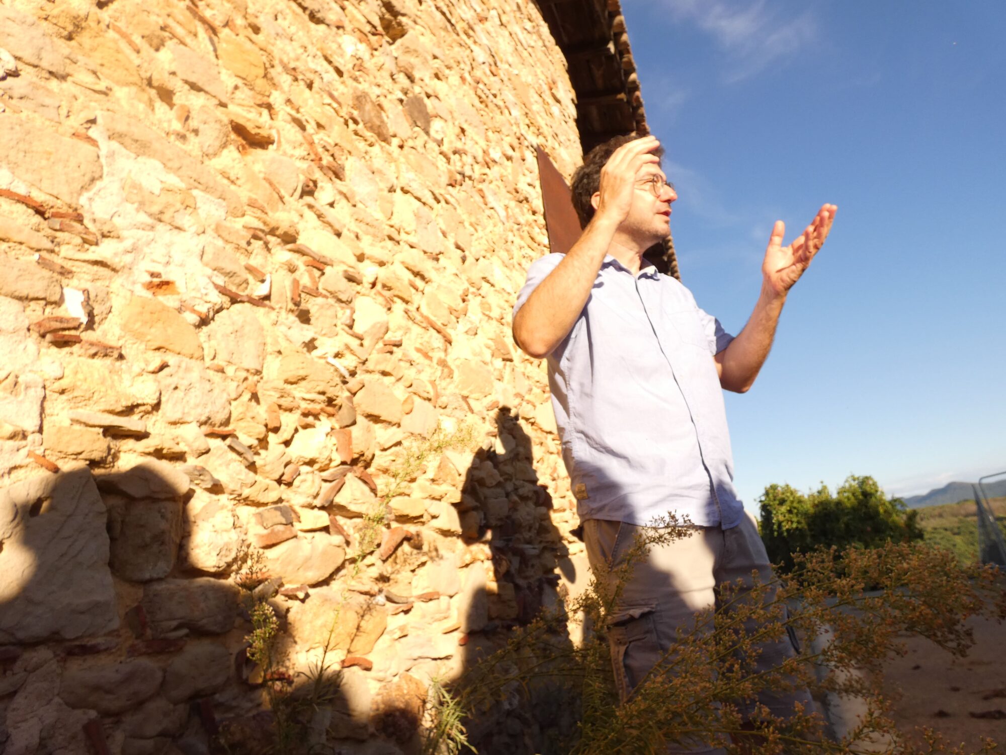 Guide de l’Office de Tourisme Cœur de Garonne devant un mur en pierre