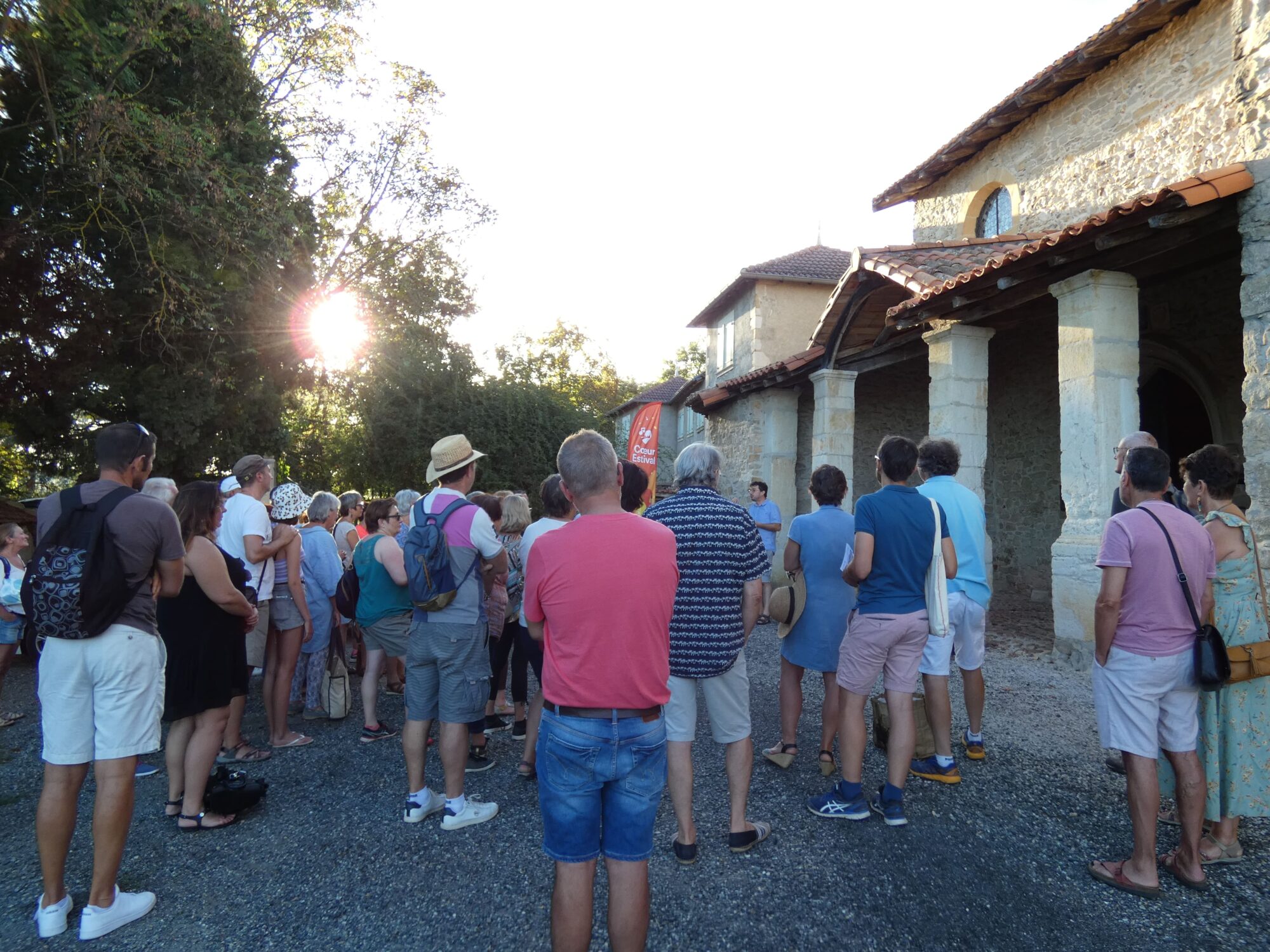 Visite guidée de groupe devant une église, Office de Tourisme Cœur de Garonne