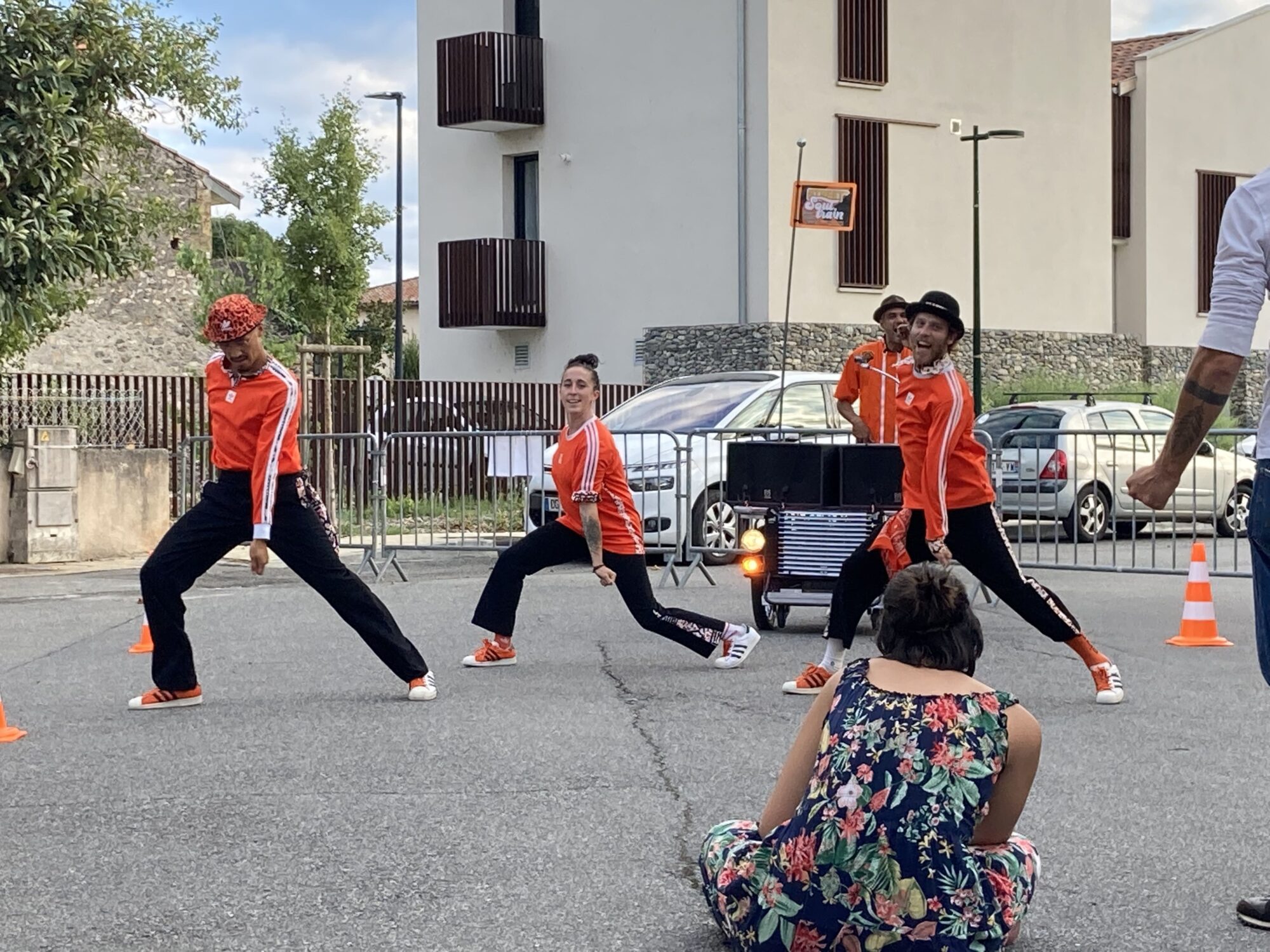 Danseurs en tenue orange lors d'un spectacle de rue Cœur de Garonne