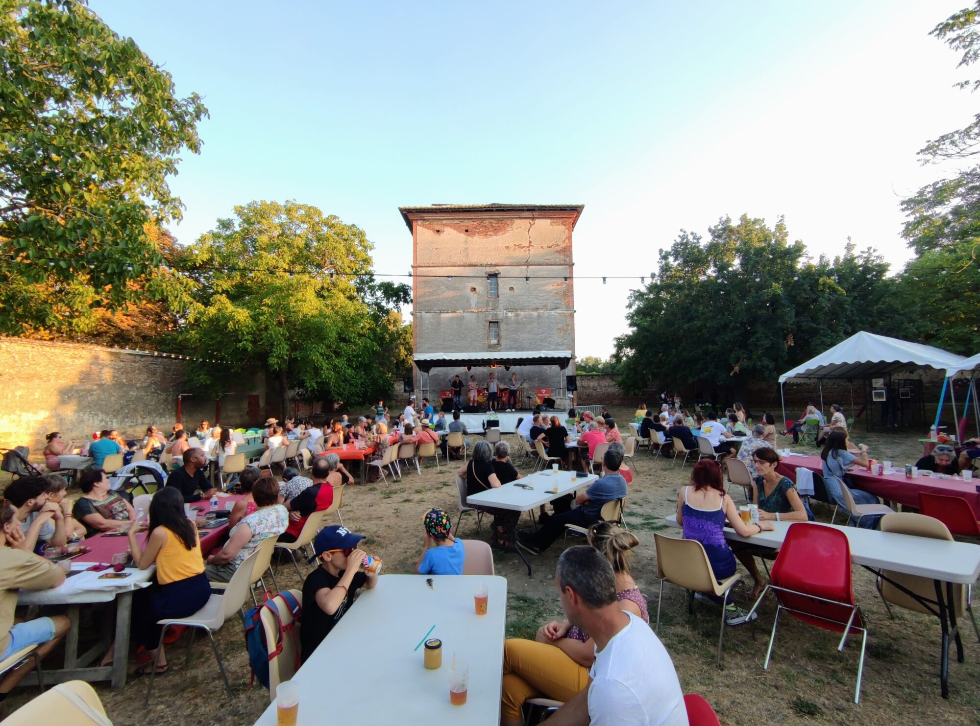 Concert en plein air devant le public, Office de Tourisme Cœur de Garonne