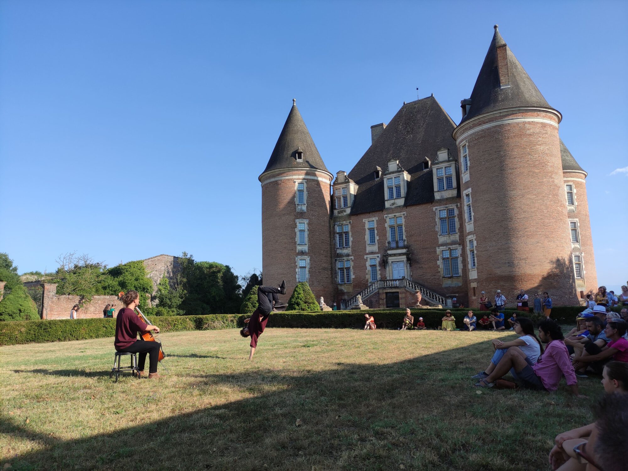 Spectacle de danse devant un château, Office de Tourisme Cœur de Garonne