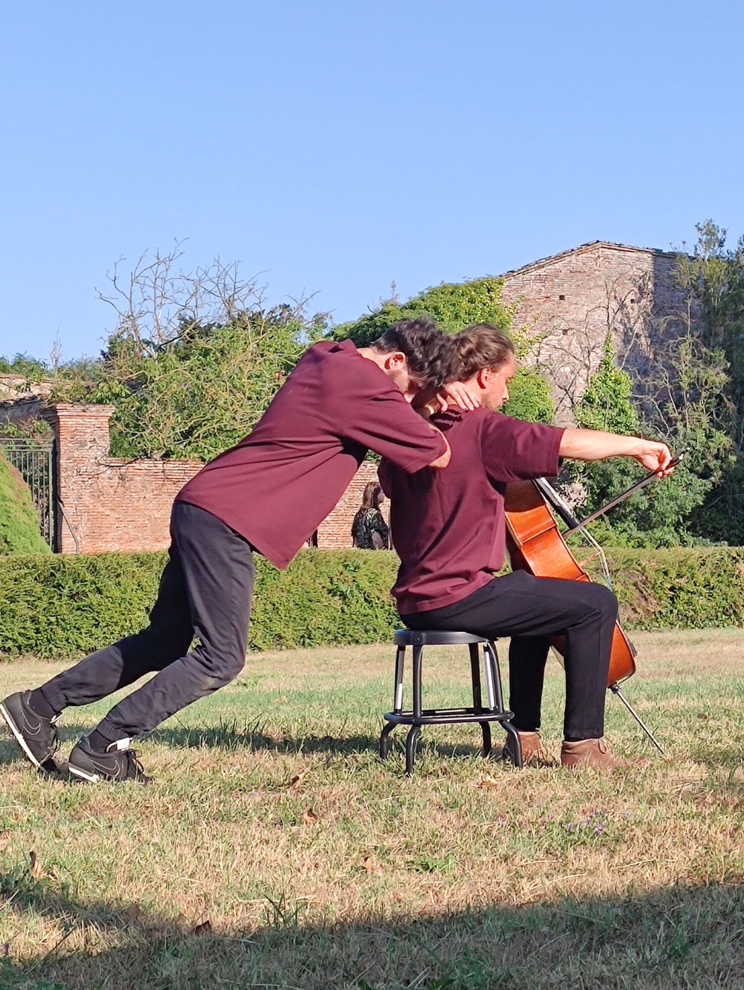Deux artistes en performance avec violoncelle, Office de Tourisme Cœur de
