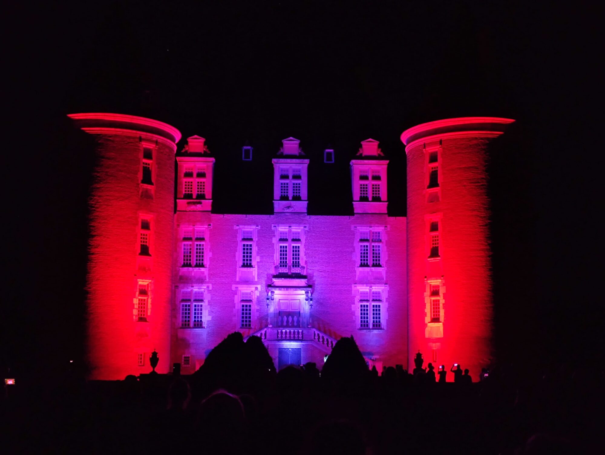 Château illuminé en rouge et violet, Office de Tourisme Cœur de Garonne