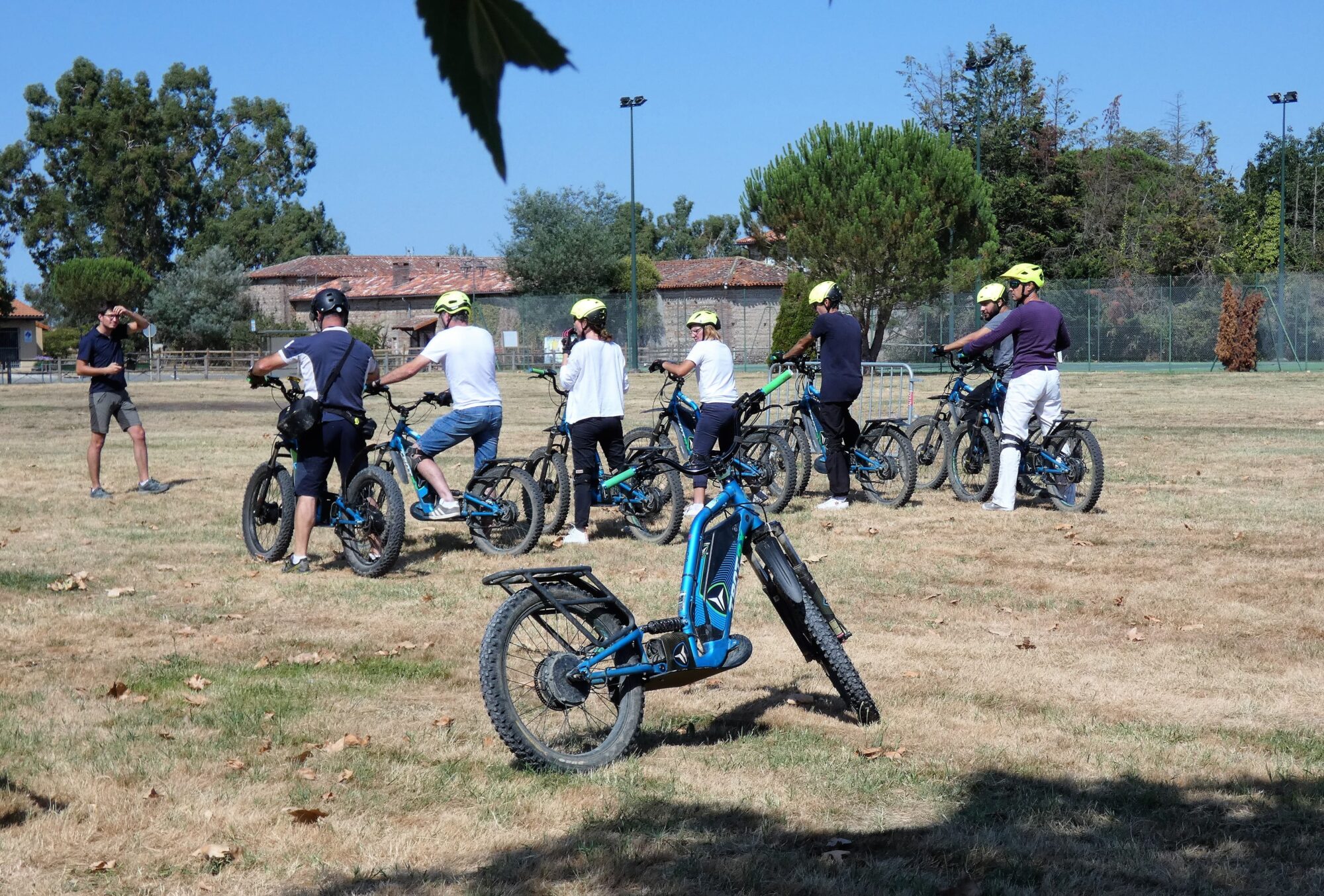 Groupe en initiation VTT électrique avec Office de Tourisme Cœur de Garonne