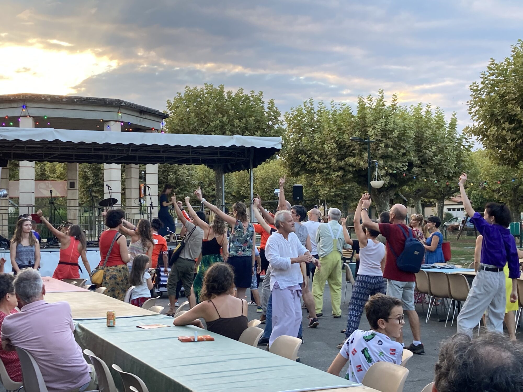 Public dansant devant une scène, Office de Tourisme Cœur de Garonne