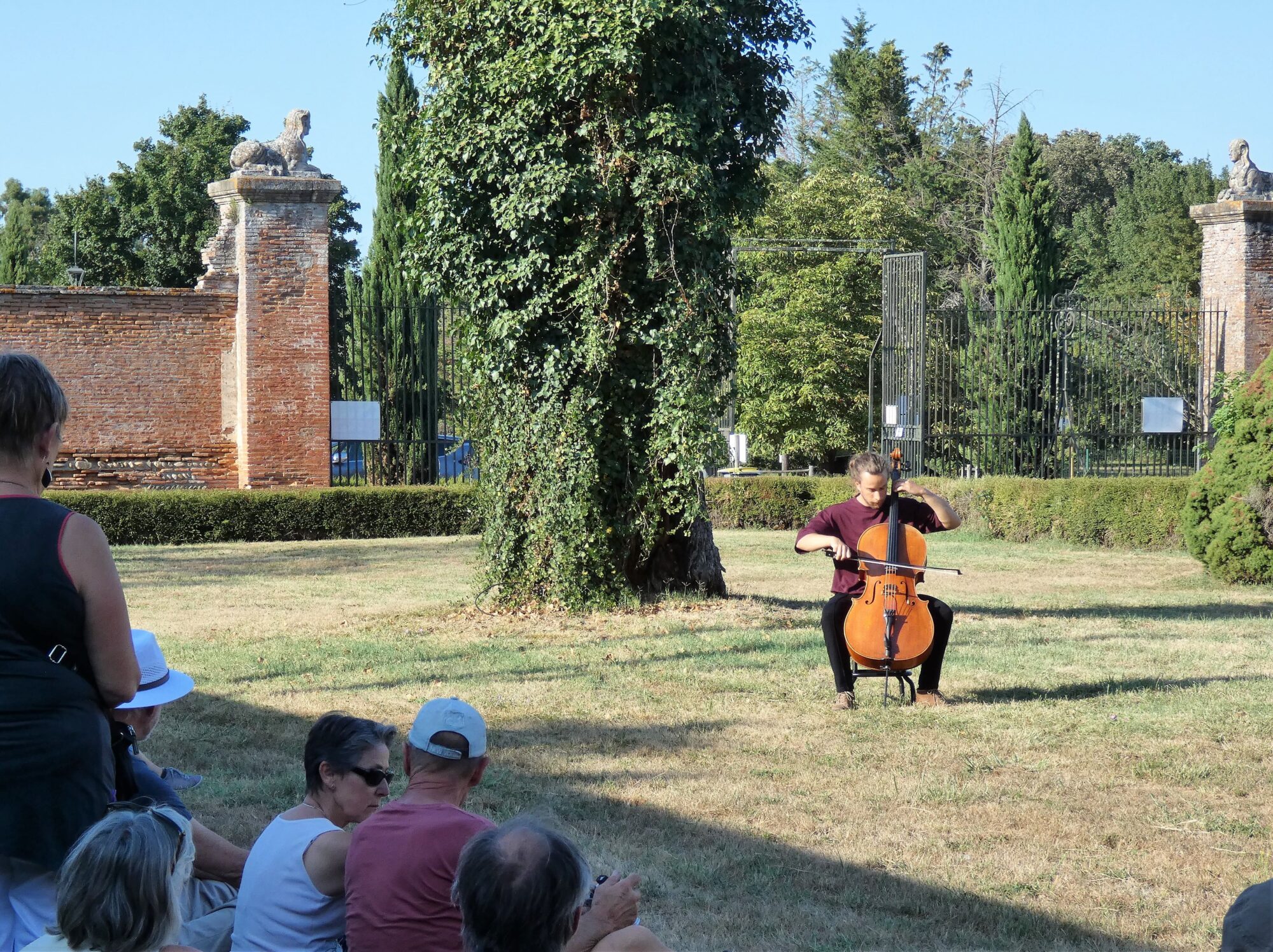 Violoncelliste en concert devant le public, Office de Tourisme Cœur de Garonne