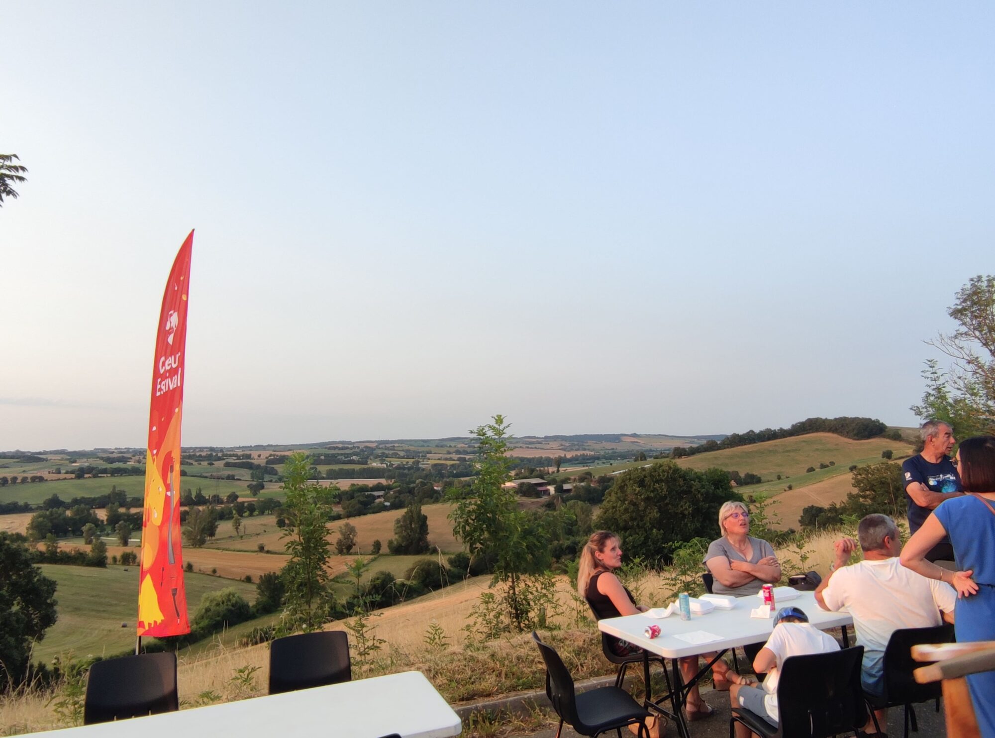 Visiteurs attablés face au panorama de Cœur de Garonne