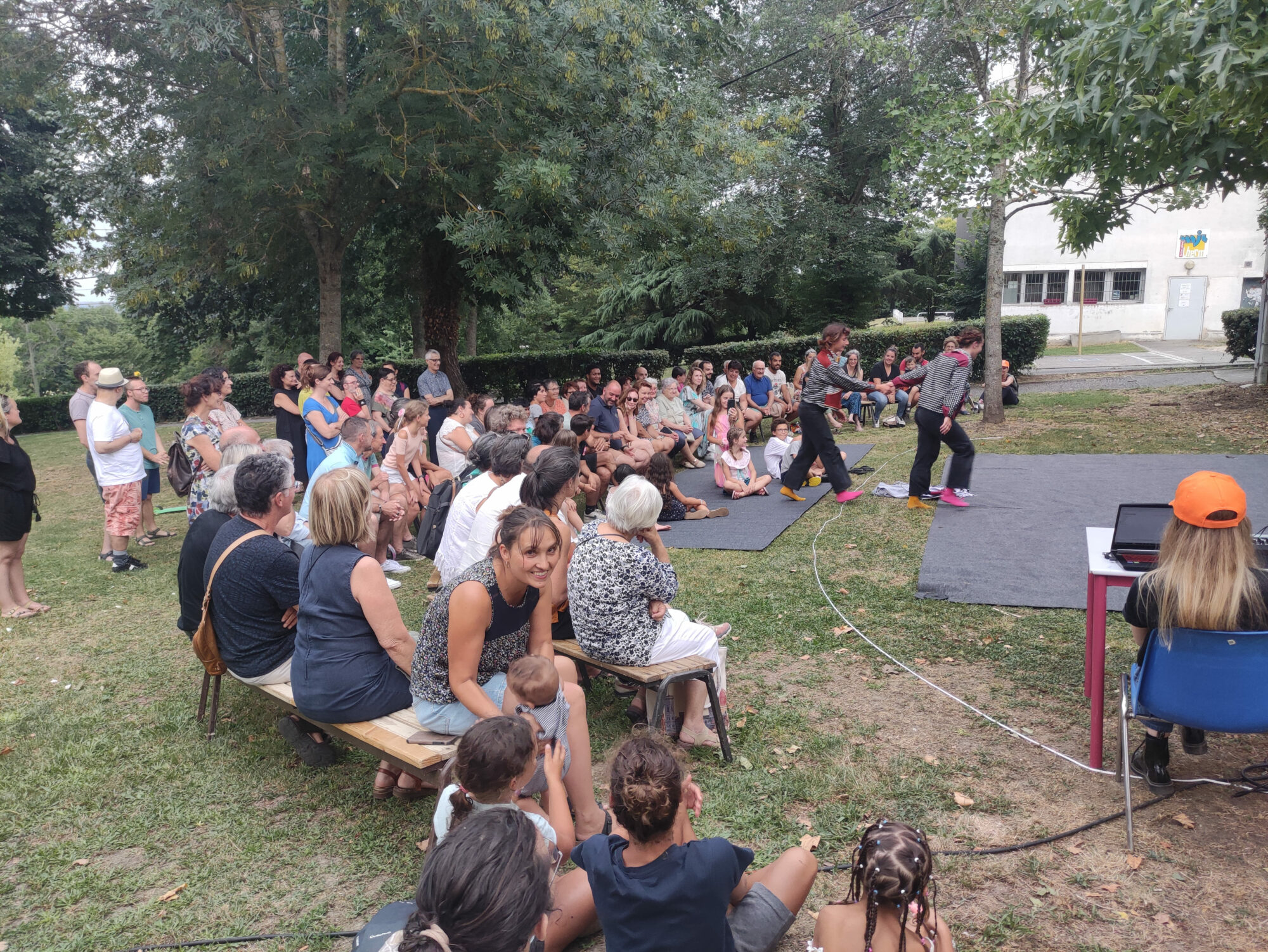 Spectacle en plein air devant le public, Office de Tourisme Cœur de Garonne
