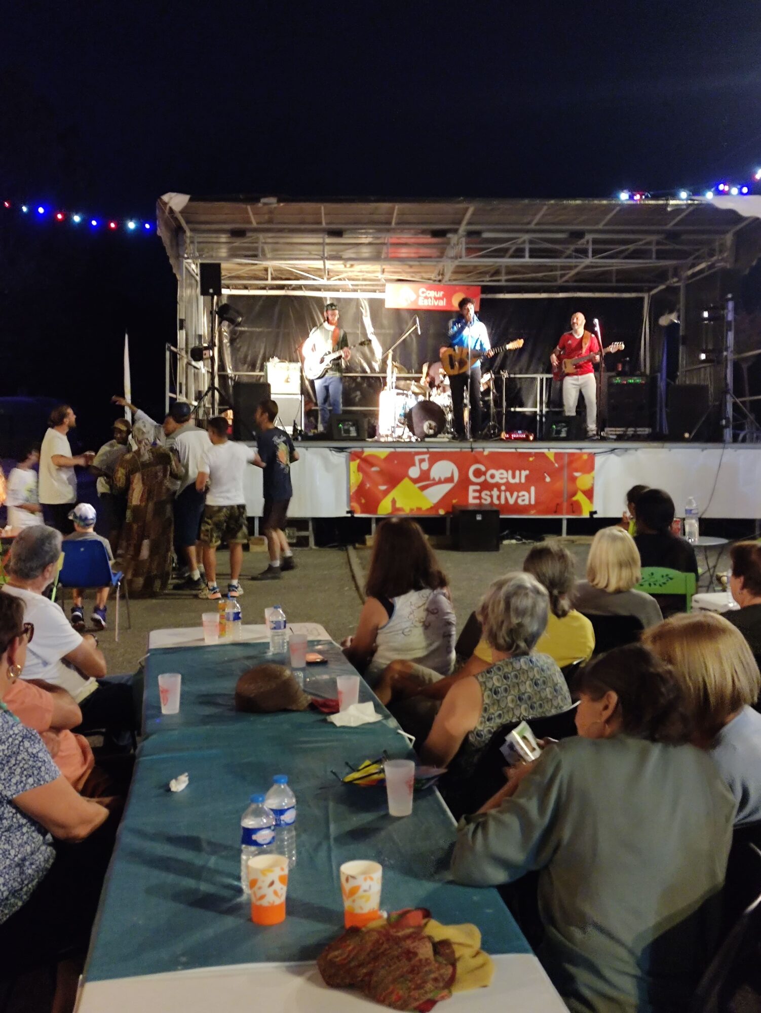 Concert en plein air au Cœur Estival devant le public