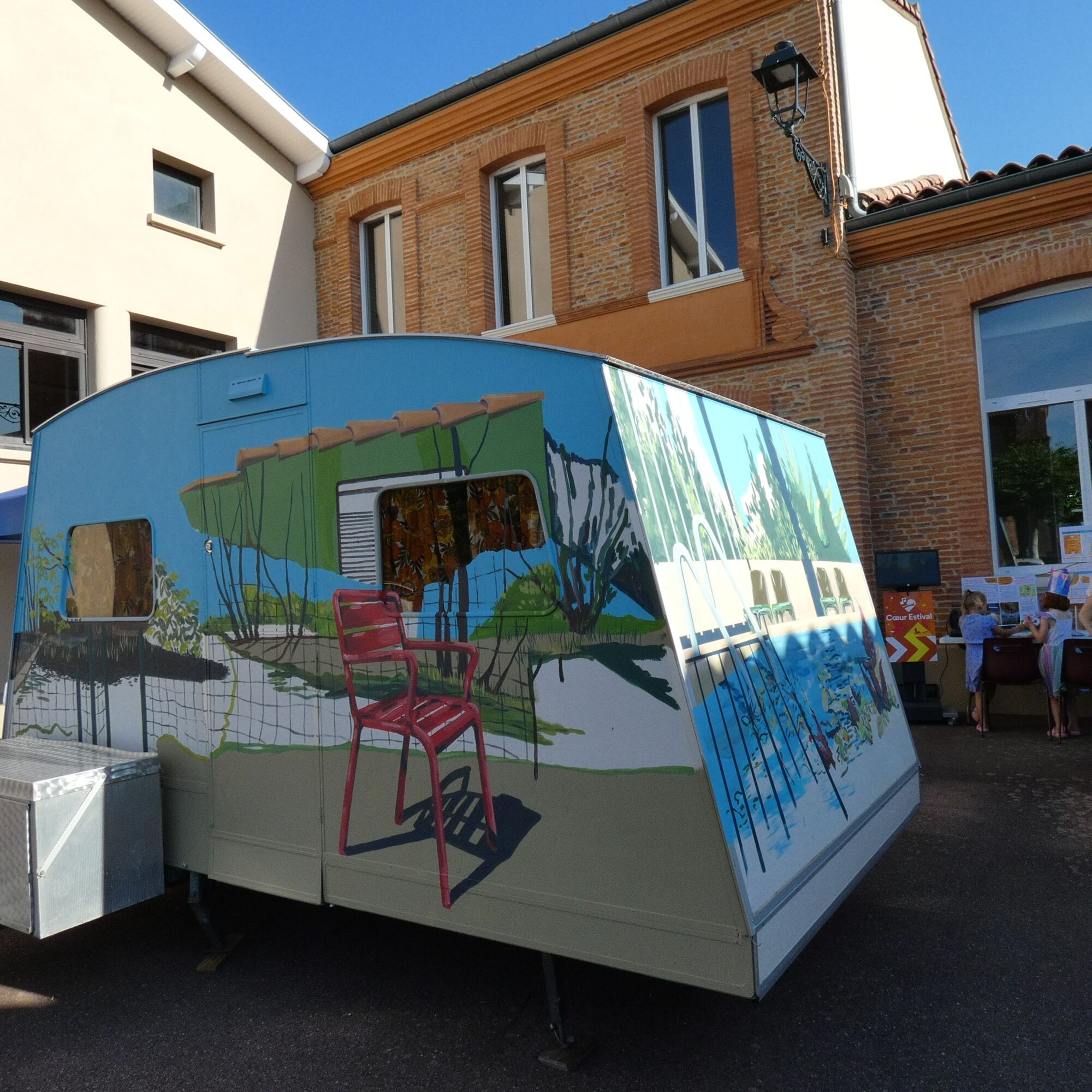 Caravane peinte exposée à l’Office de Tourisme Cœur de Garonne