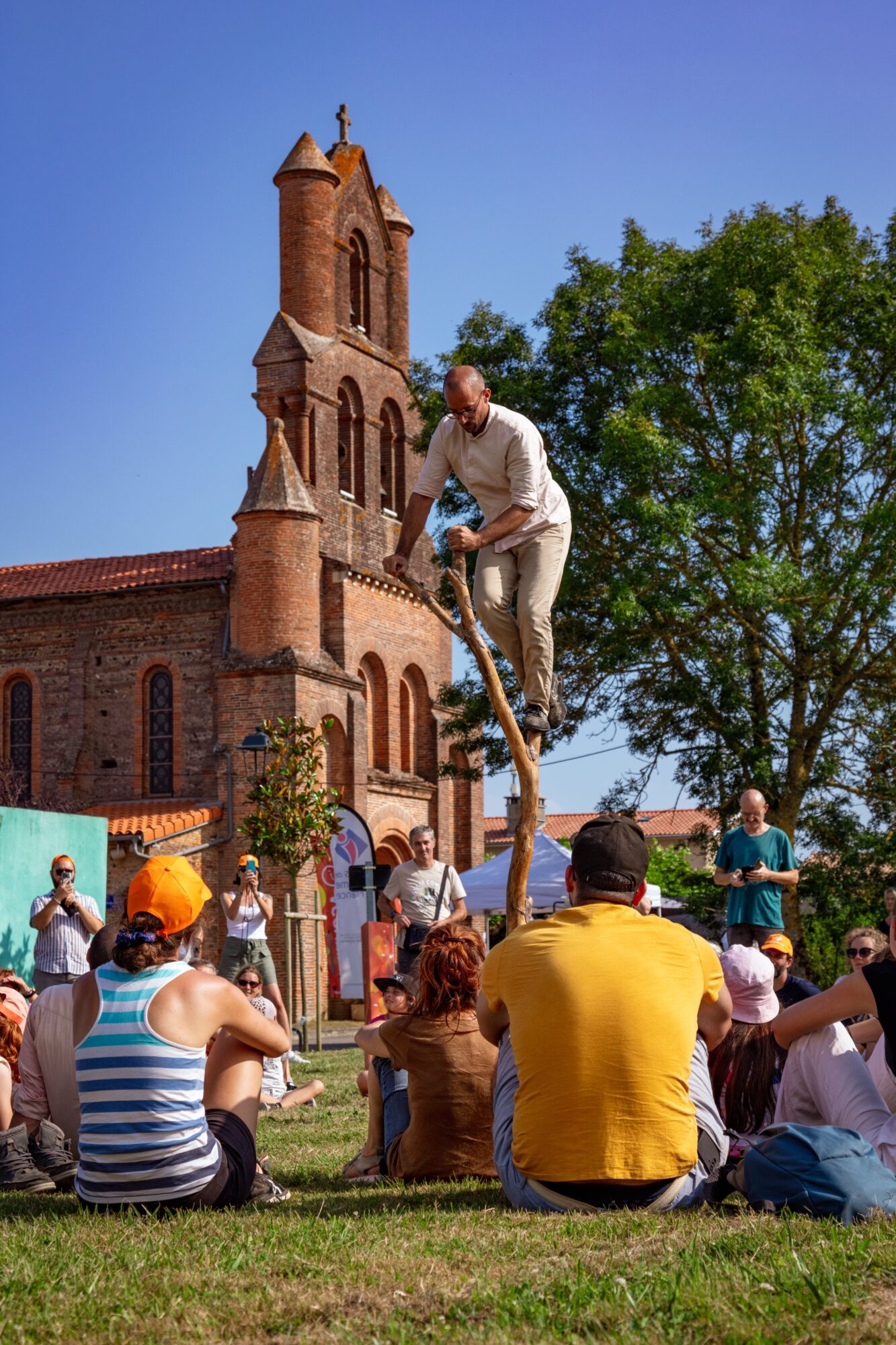 Spectacle d’équilibre devant l’église, Office de Tourisme Cœur de Garonne