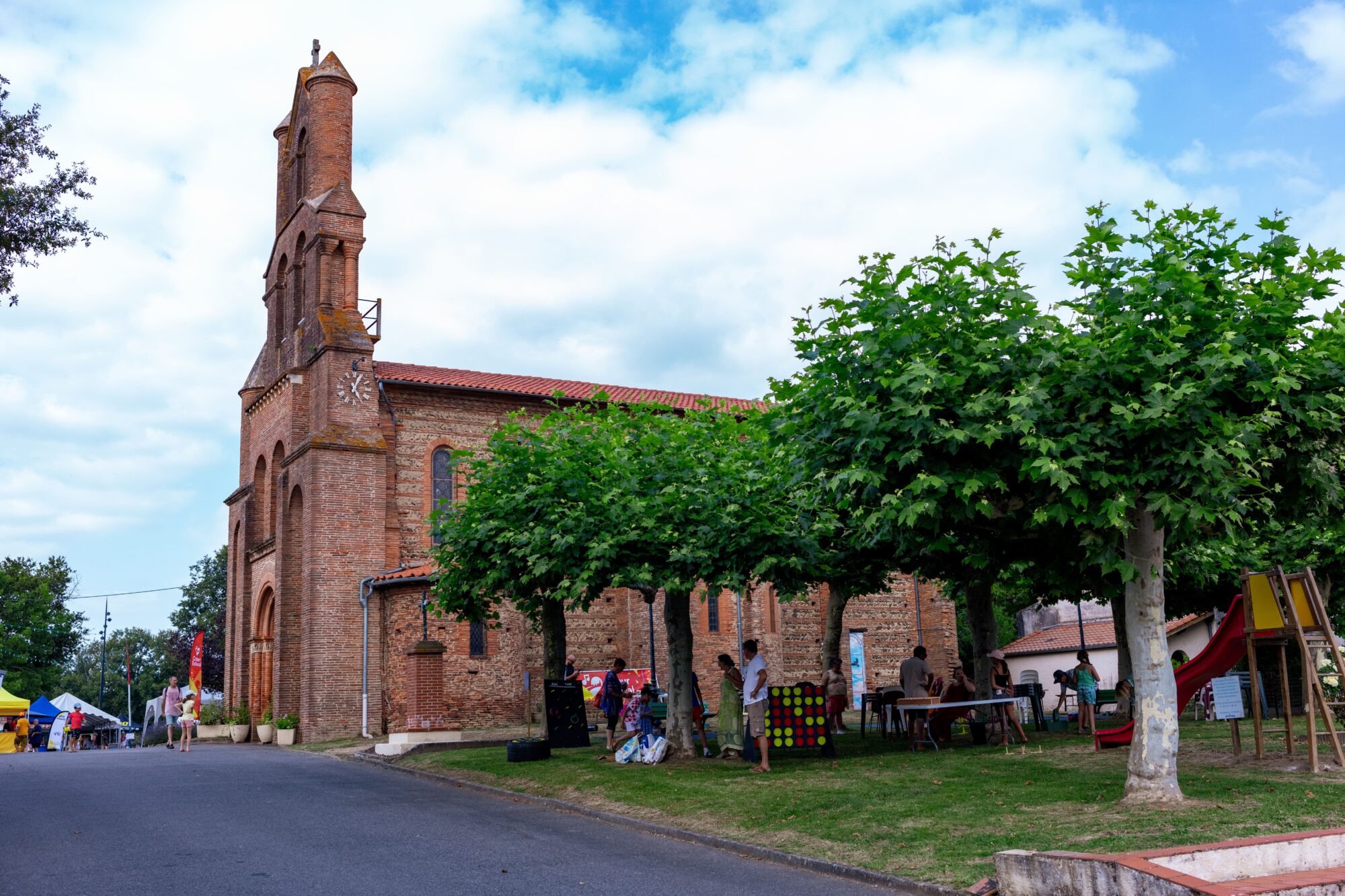 Église en briques près d’une aire de jeux, Office de Tourisme Cœur de Garonne