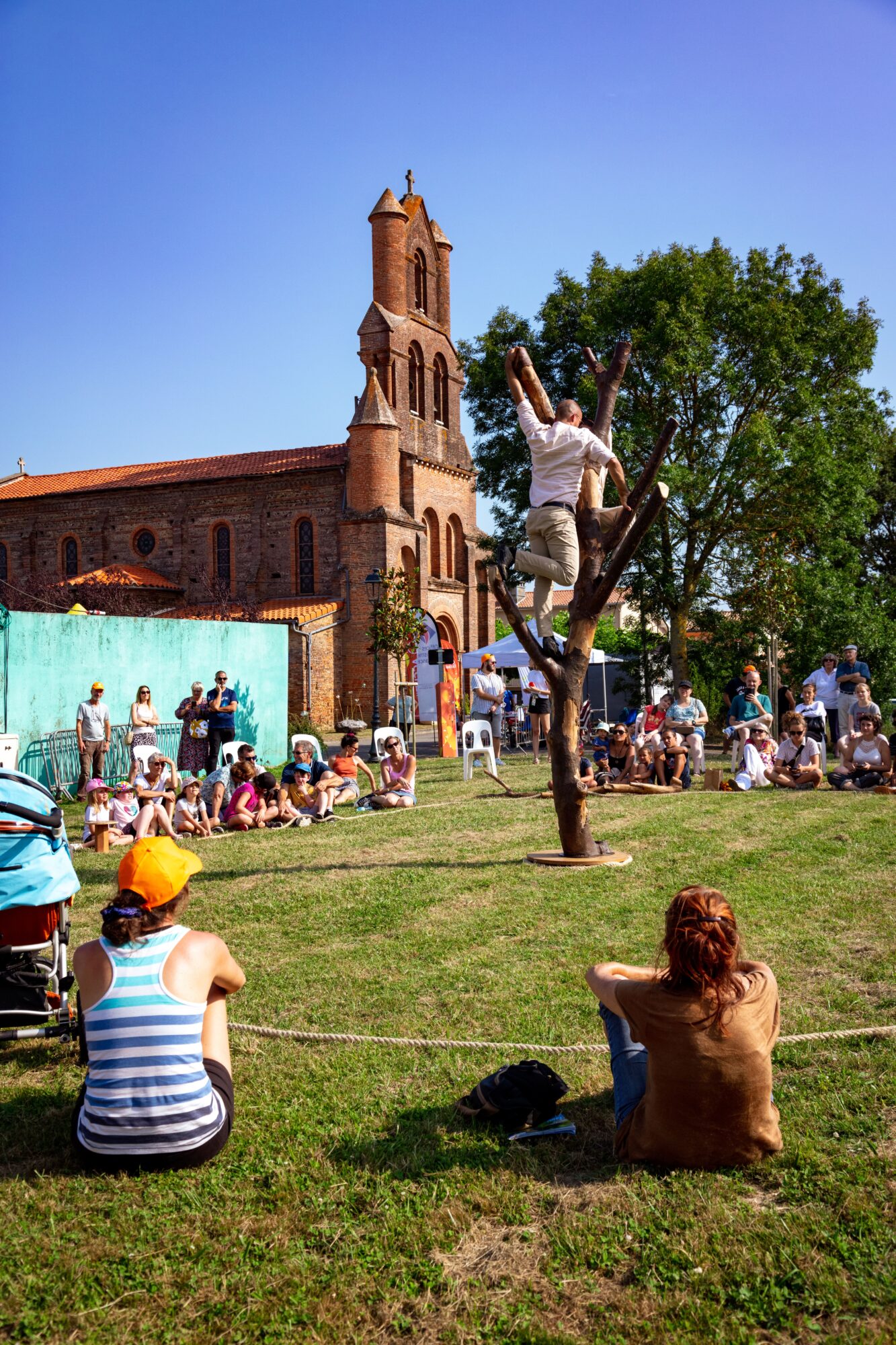 Spectacle acrobatique en plein air près d’une église, Cœur de Garonne