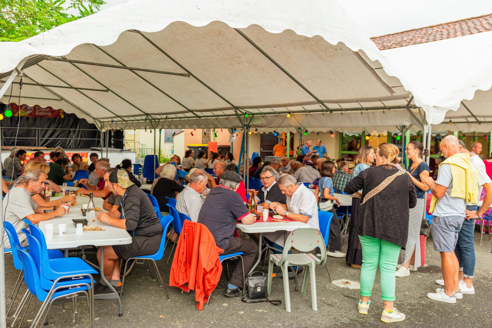 Repas convivial sous chapiteau, Office de Tourisme Cœur de Garonne